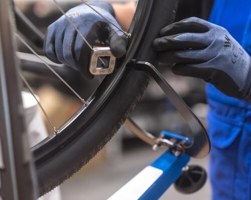 Comment dévoiler une roue de vélo ?
