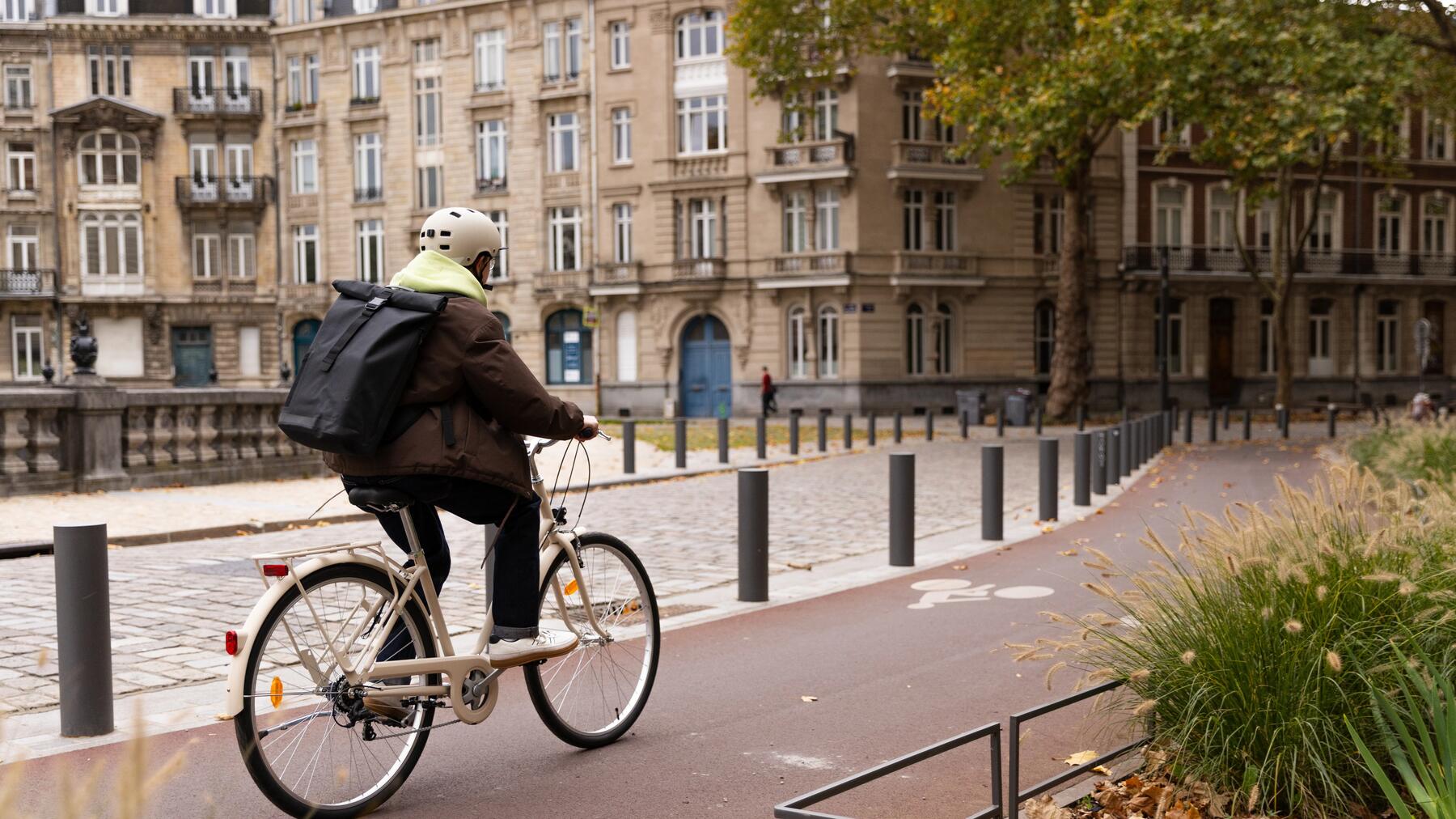 maman et bébé sur un vélo de ville