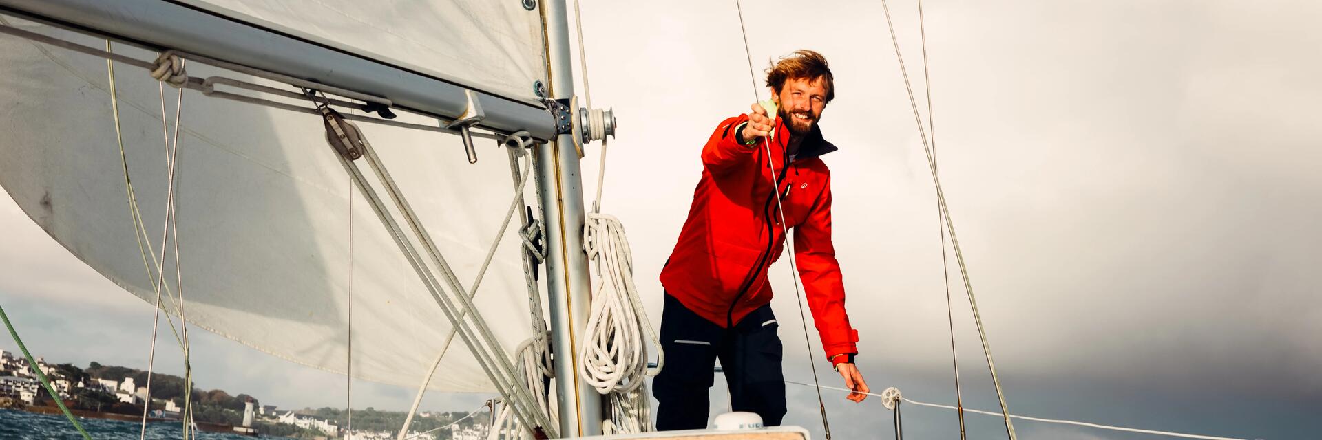 Funktionale Segelbekleidung mit Fleece-Midlayer und winddichtem Ölzeug für kalte Tage!