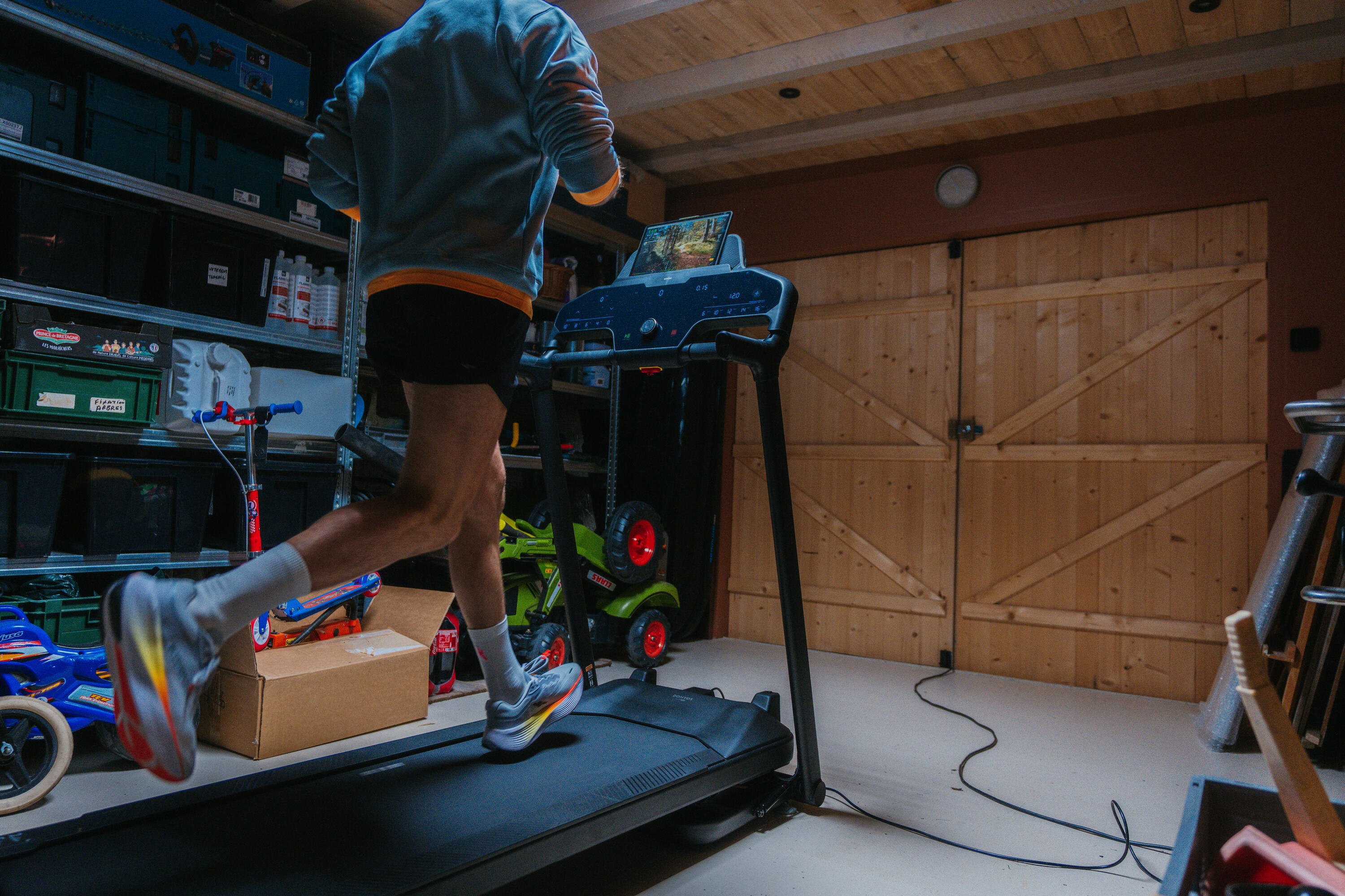 Persona corriendo en una máquina de fitness Domyos modelo Run 500