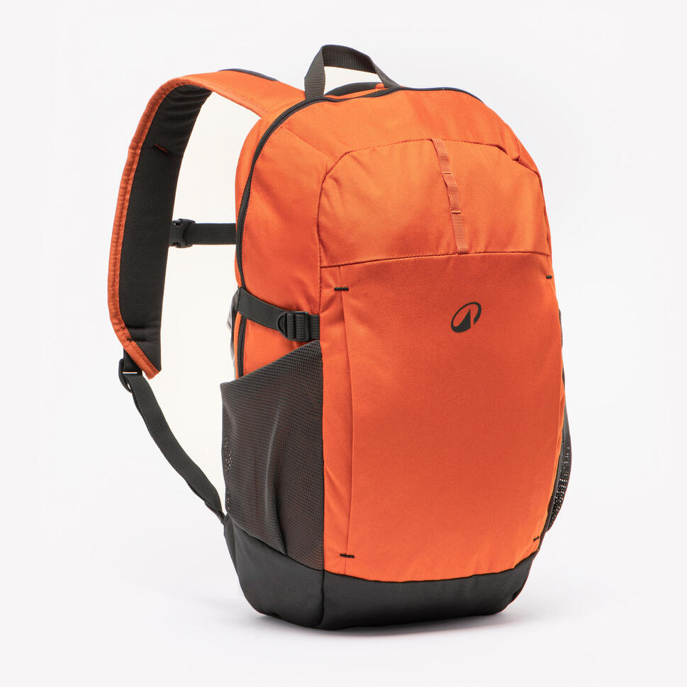 Oranžový turistický batoh. Zobrazit produkt.