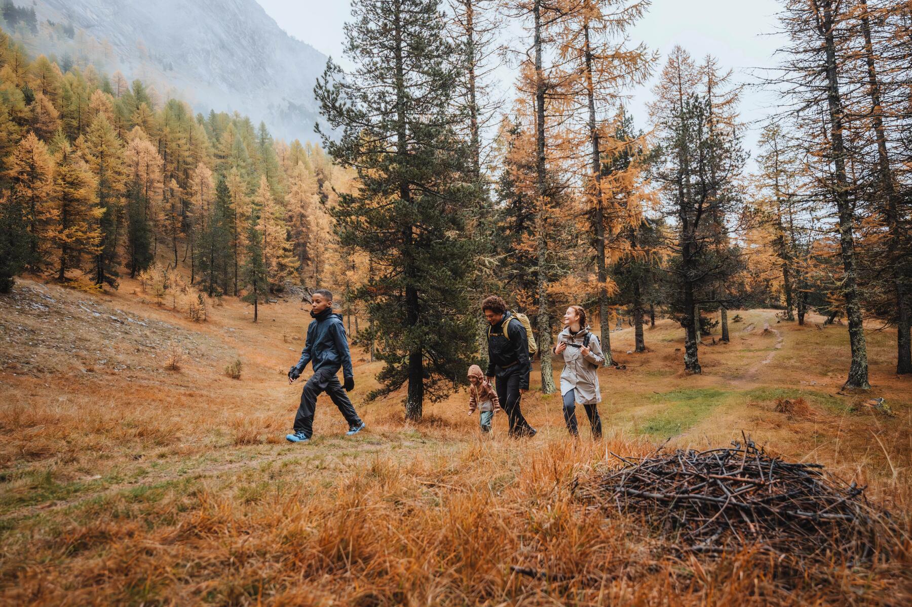 Een familie wandelt door een prachtig natuurlandschap