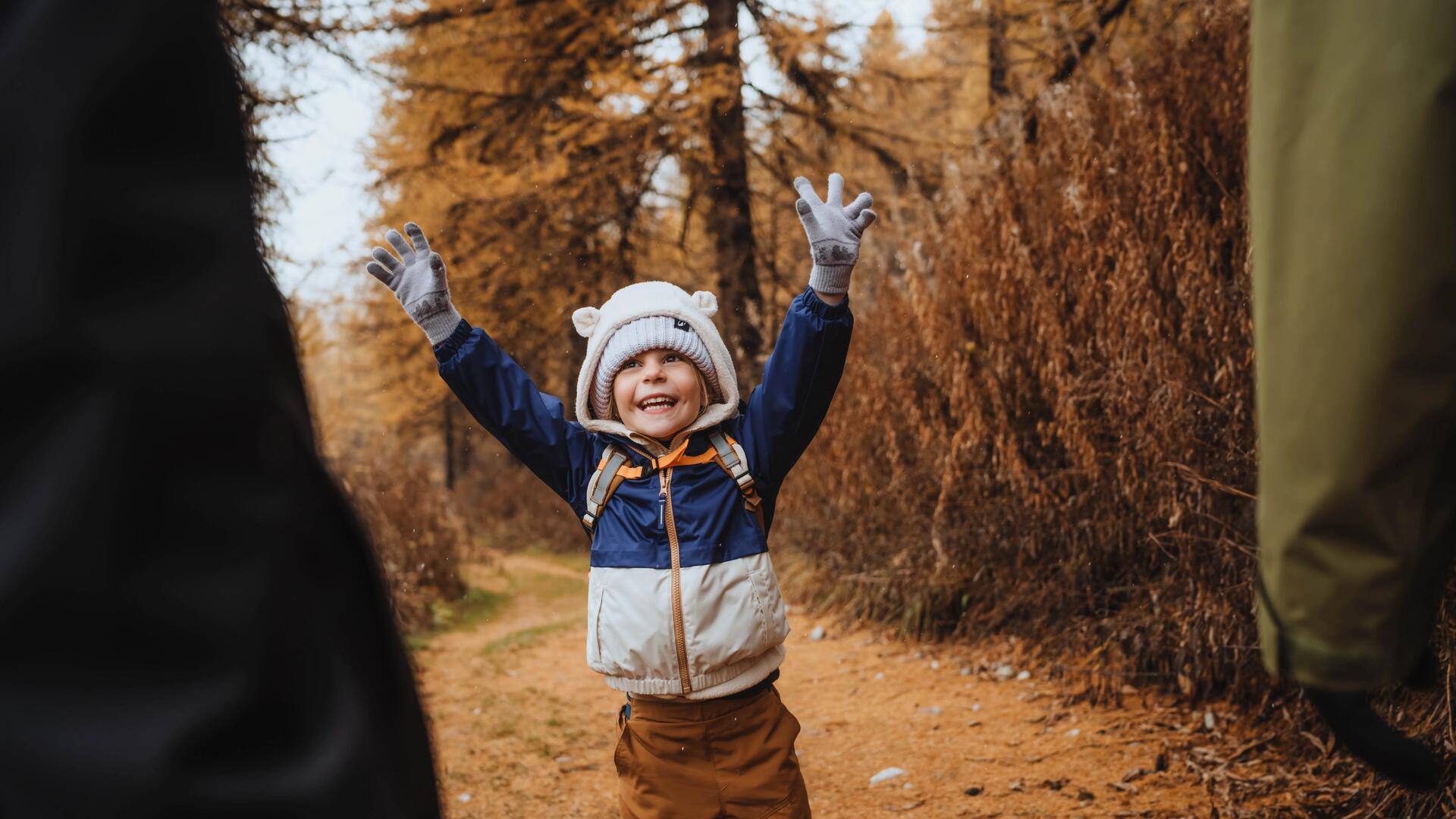 jeune garçon ajustant son sac à dos