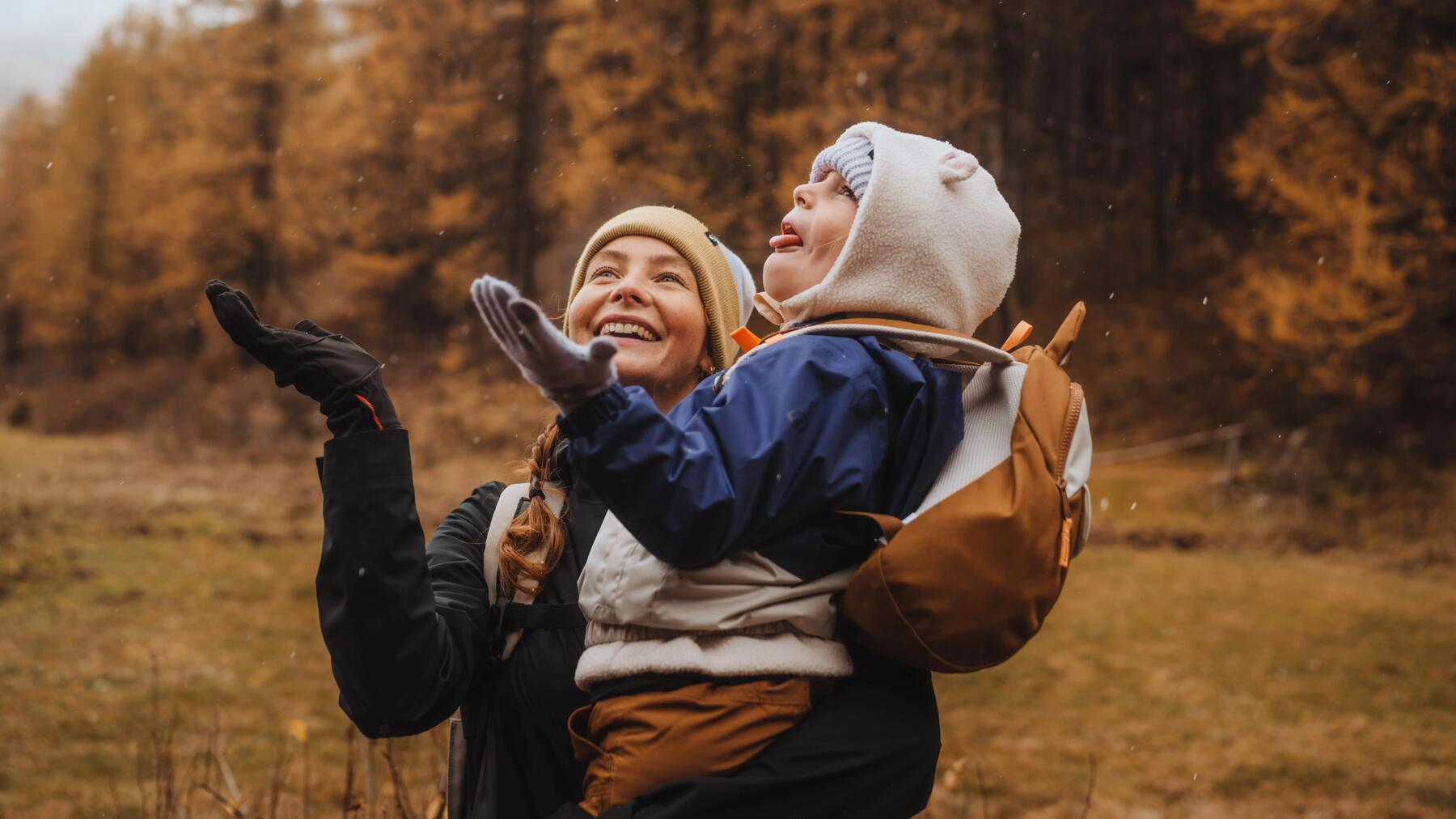 Mutter und Tochter tragen Fleece und waschen es richtig