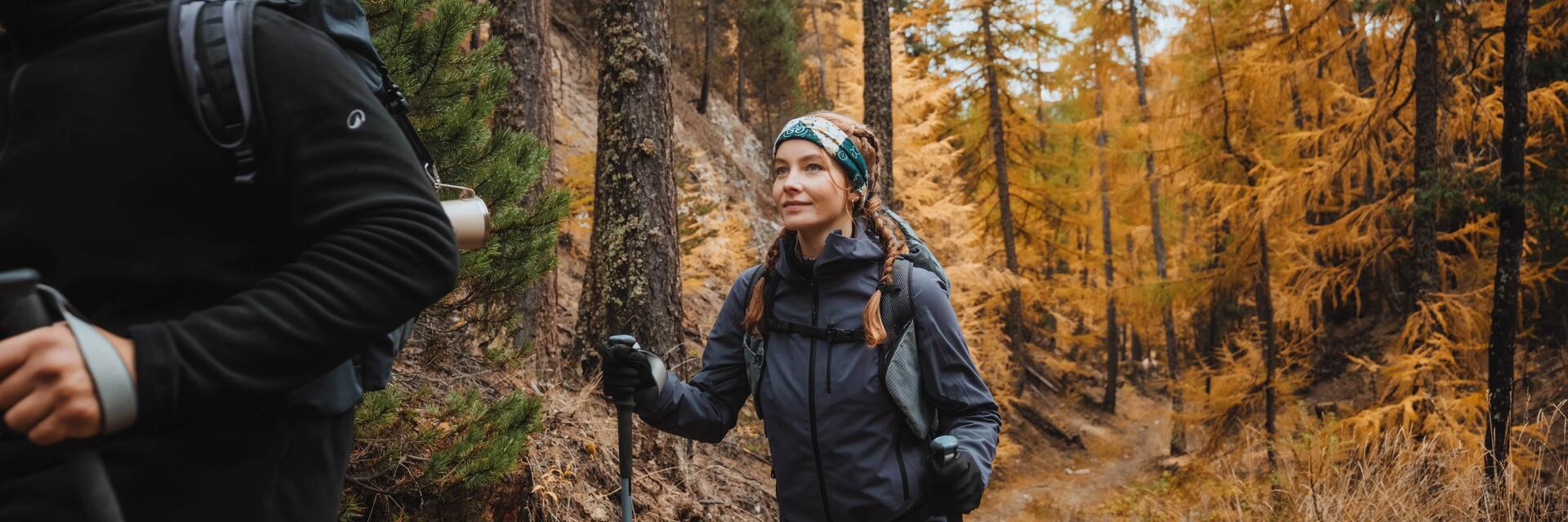 Wanderschilder am Walchensee mit Richtungsangaben zum Heimgarten und Jochberg!