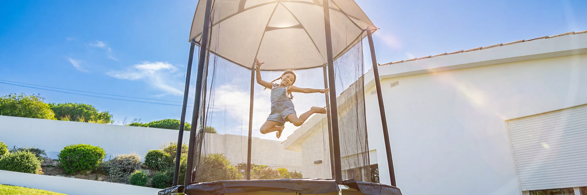 Trampolin sicher machen: Die besten Tipps für den Garten
