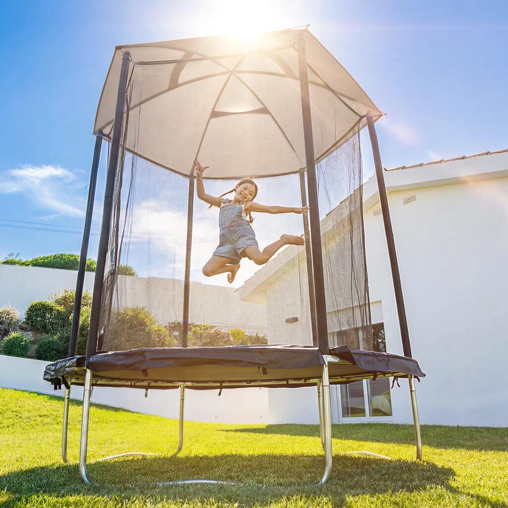 Devojčica skače na trambolini ispred kuće