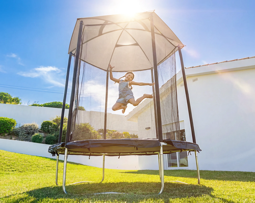 Trampolin sicher machen: Die besten Tipps für den Garten