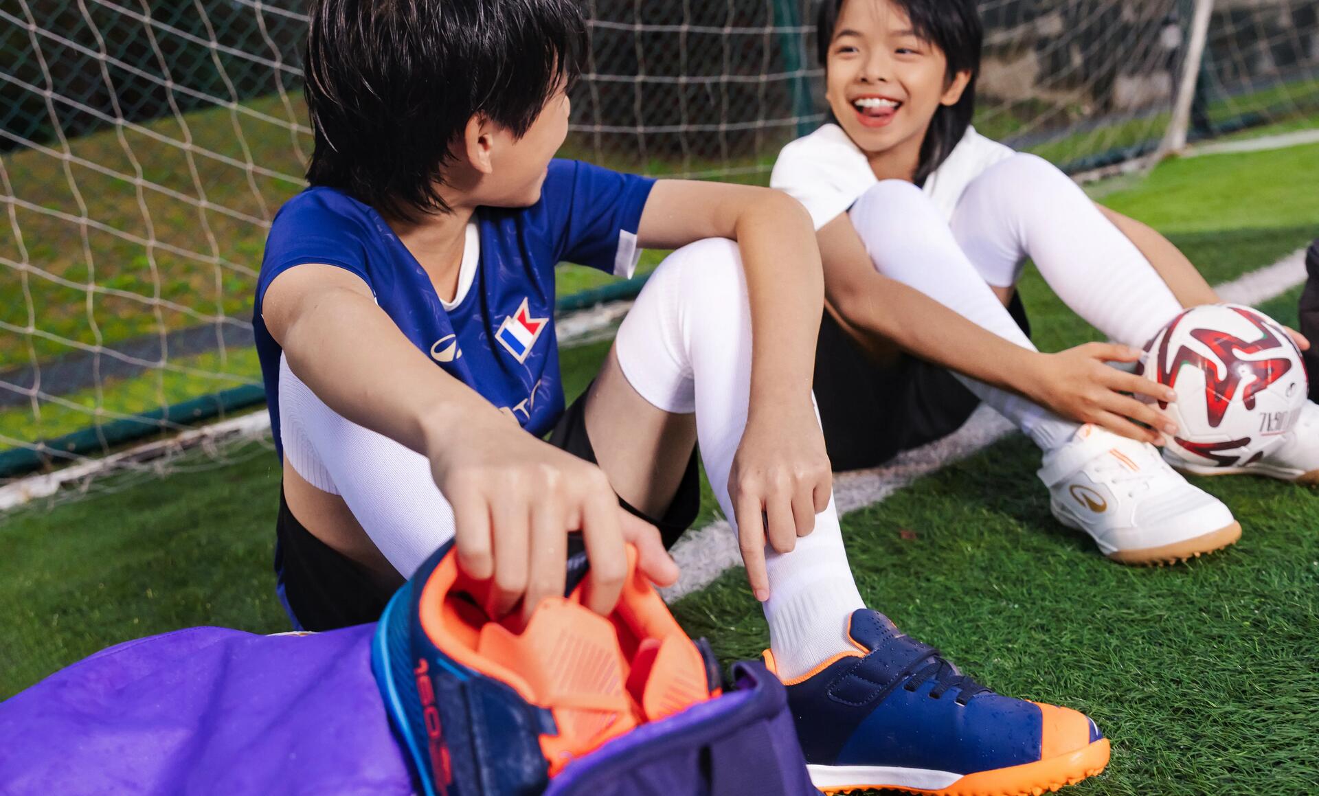Crianças na aula de educação física a jogar um jogo com bola