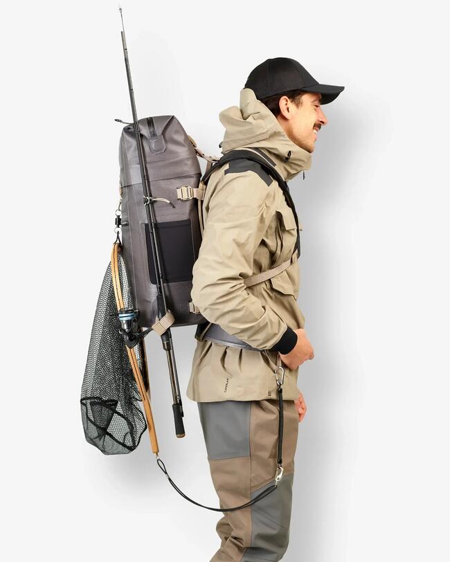 Sac à dos de pêche avec des sangles portes cannes.