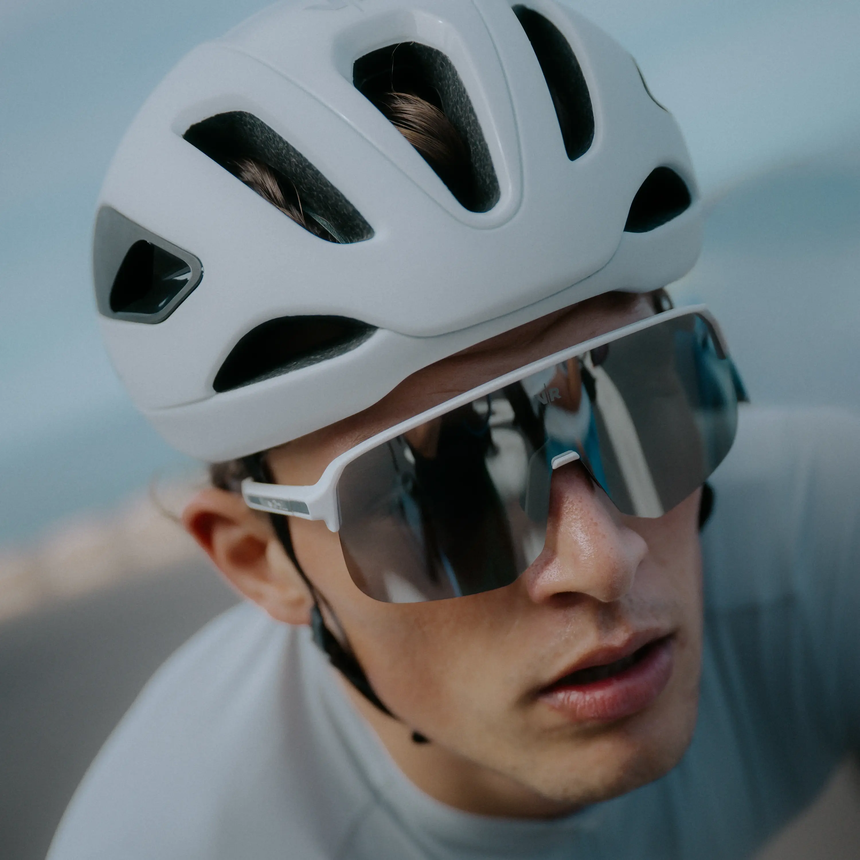 Homem com óculos e capacete de bicicleta