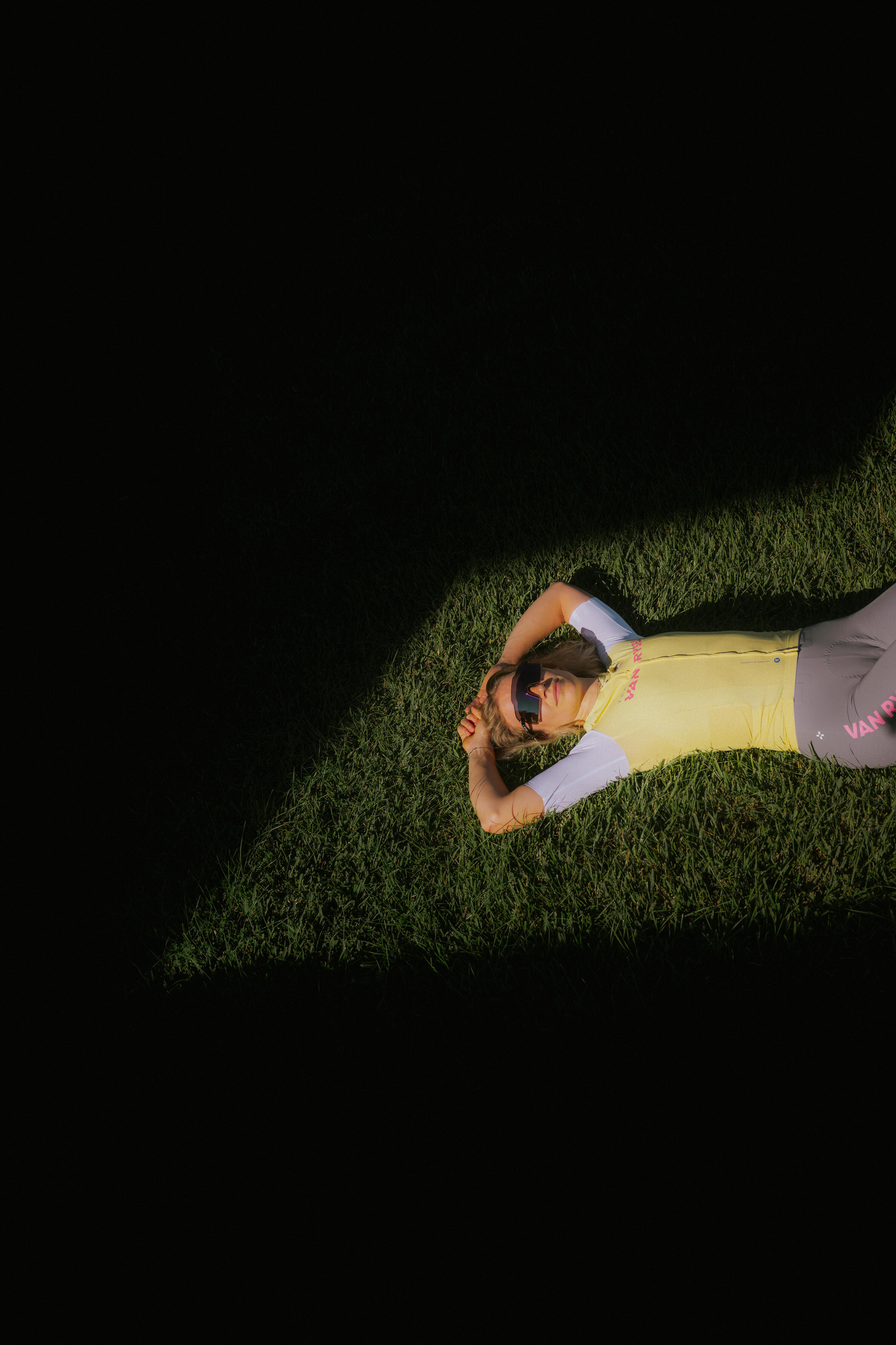 Dos personas llevando ropa de Van Rysel