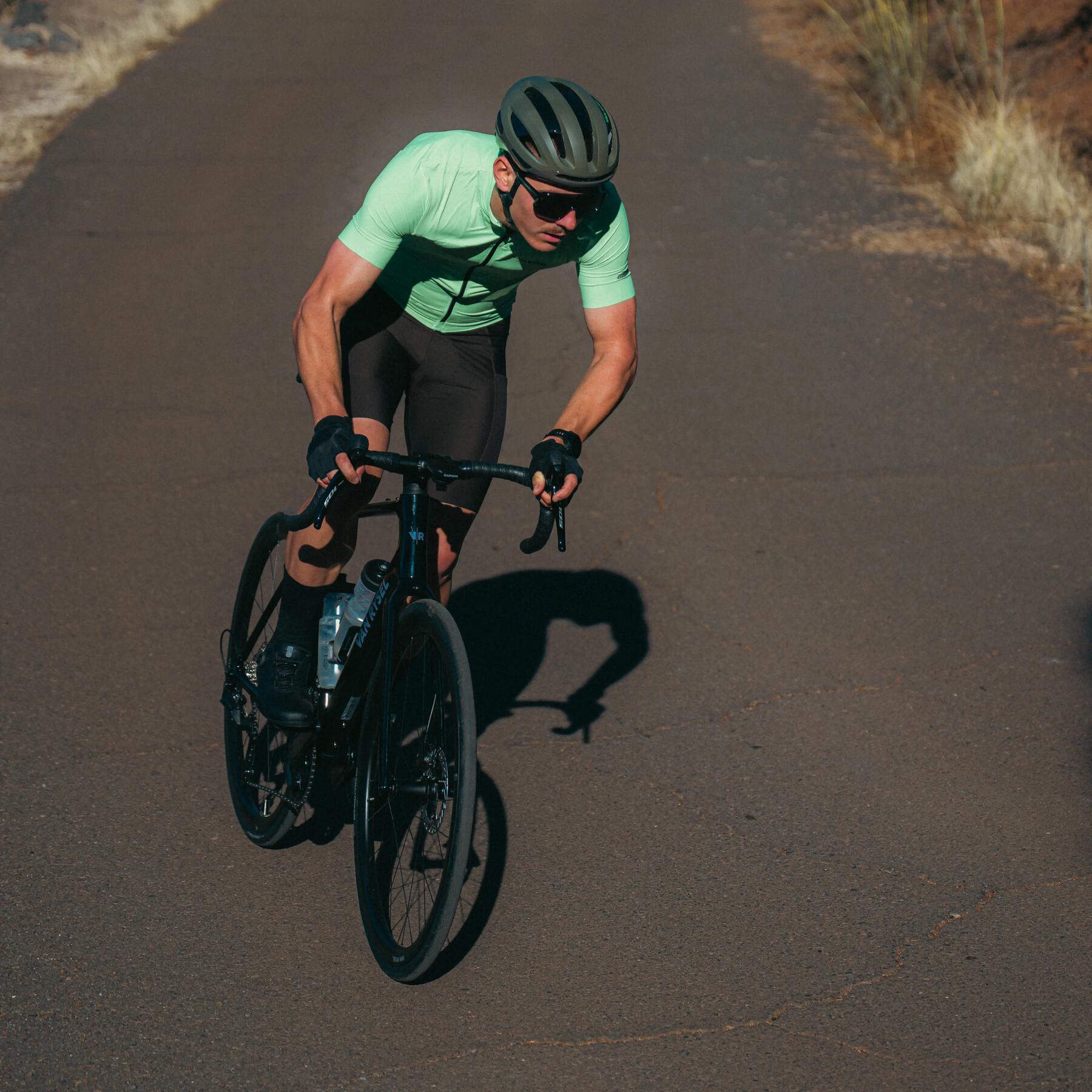 hombre en bicicleta de carretera