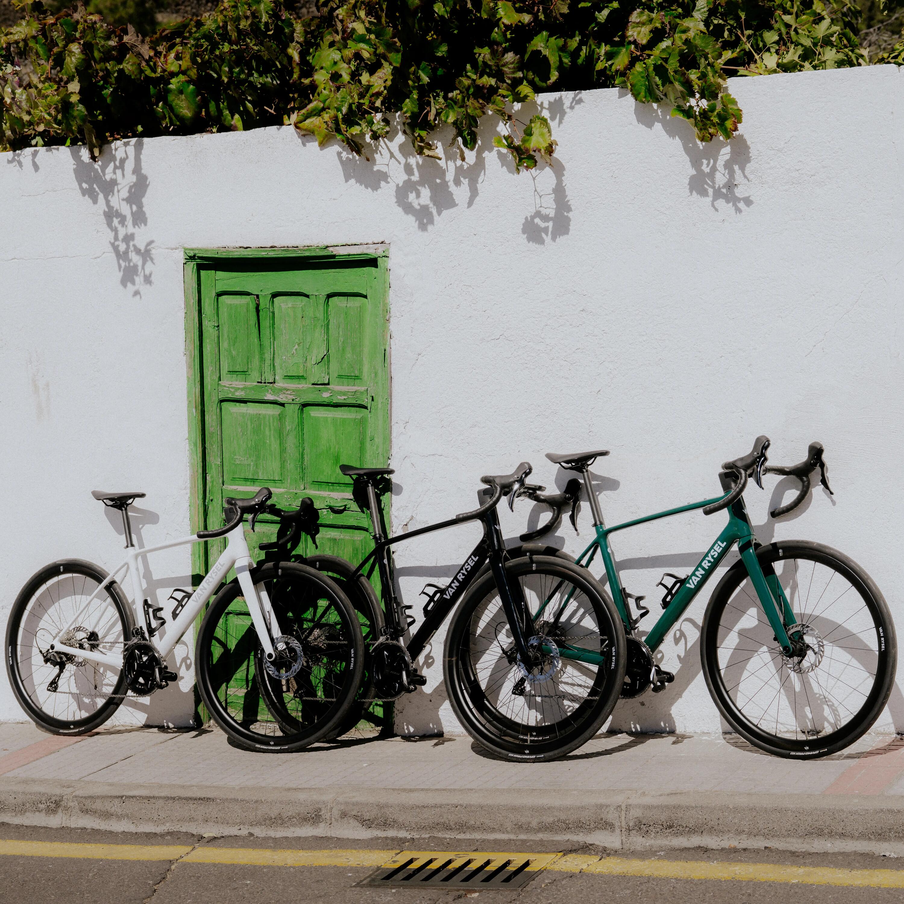 Ciclista de gravel con bicicleta Van Rysel