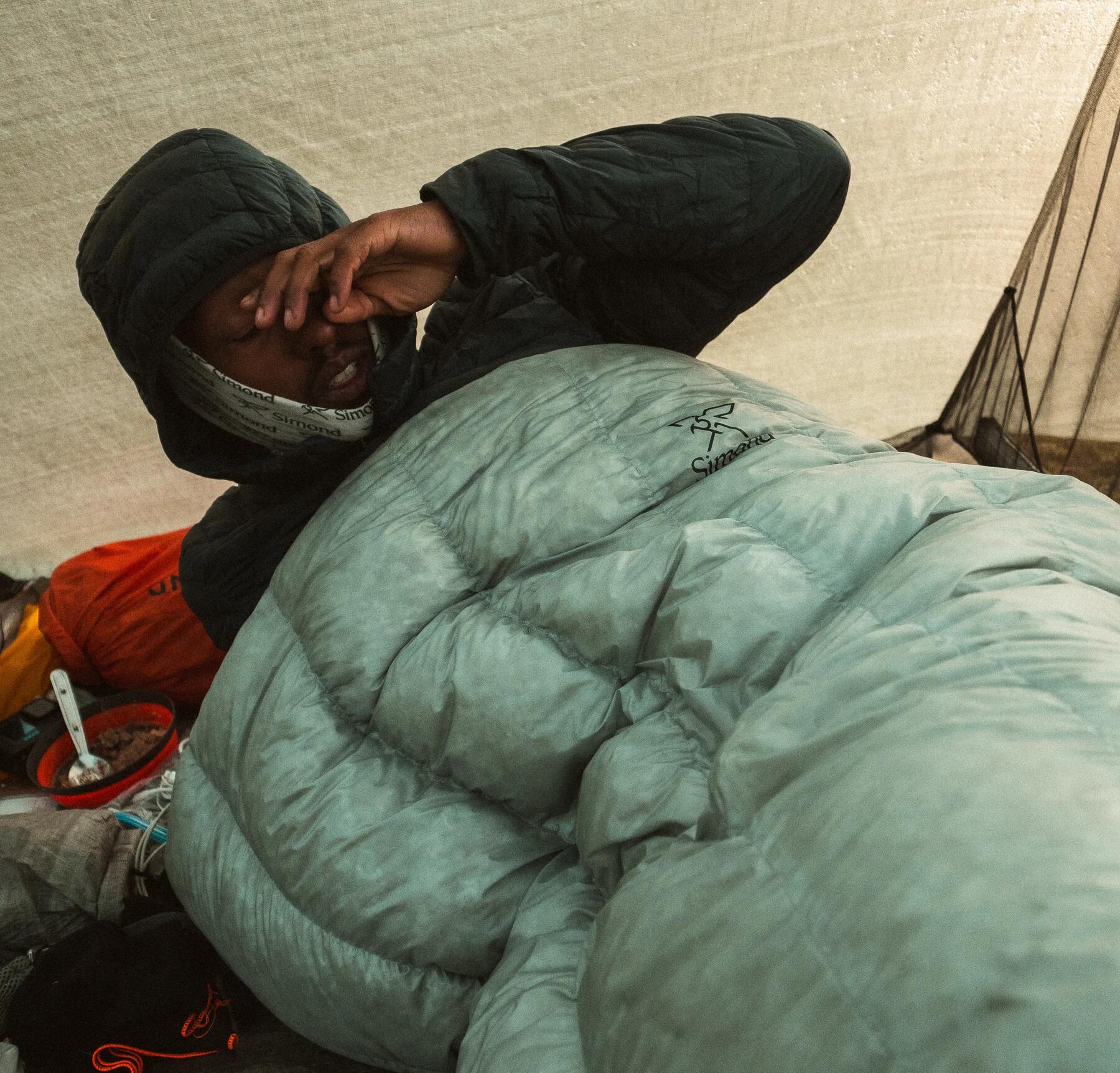 Ein Mann schläft im Schlafsack