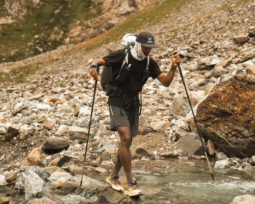 Verwende und stelle deine Wanderstöcke richtig ein, um sorgenfrei zu wandern