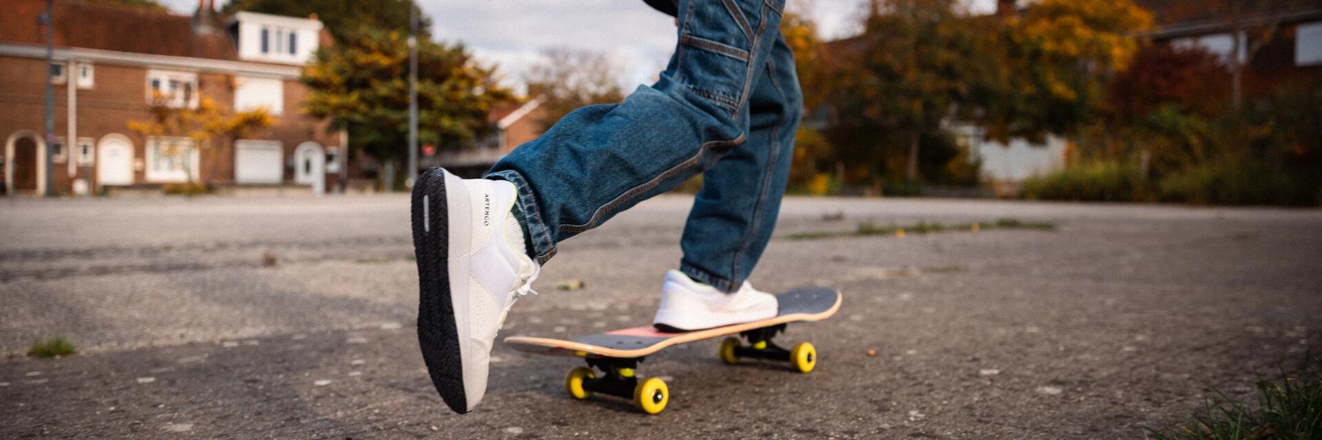 Skateboard fahren lernen: Ein Anfänger konzentriert sich auf die Balance auf dem Board