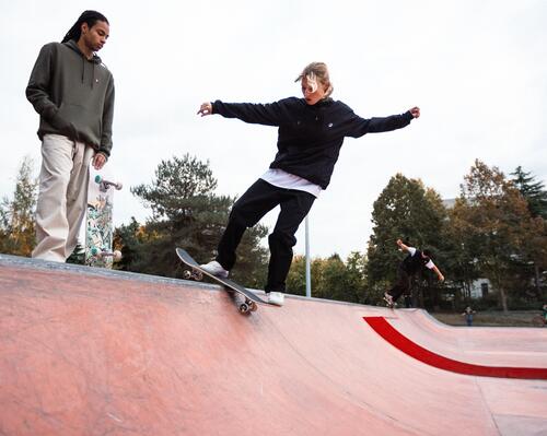 Eine Frau fährt mit dem Skateboard auf der Halfpipe