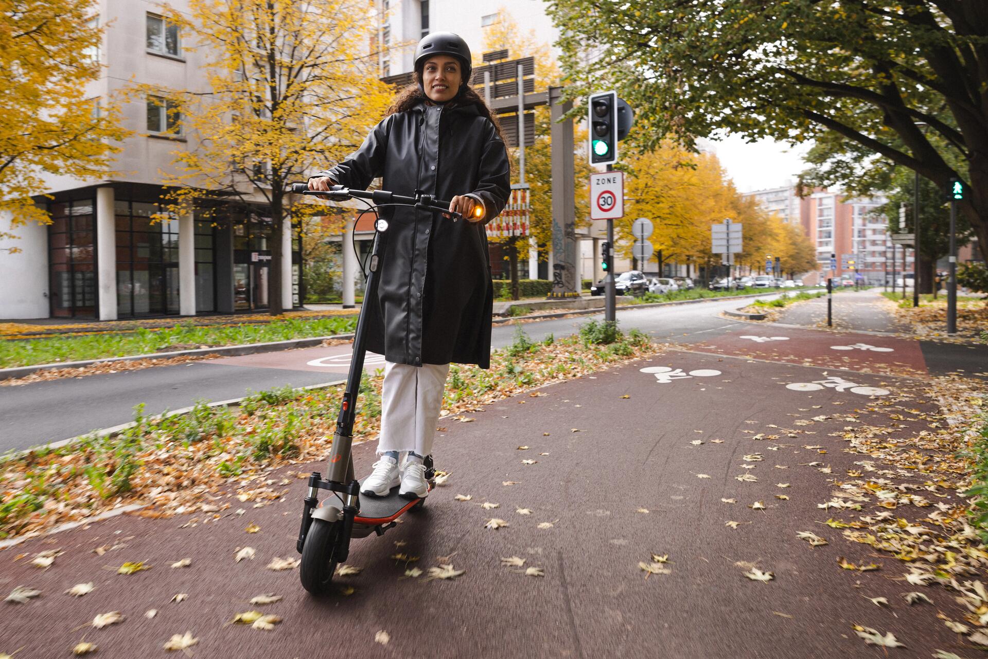 duas pessoas a andar de trotinete na cidade