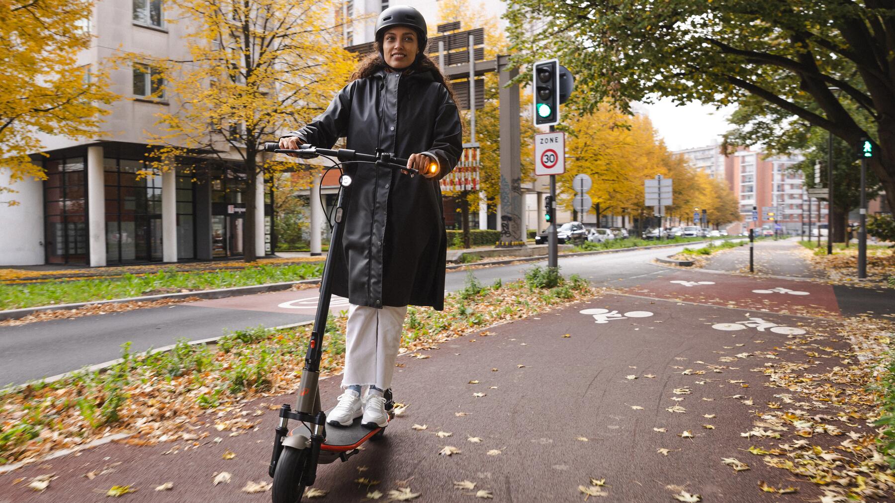 Kobieta jadąca na ścieżce rowerowej na hulajnodze elektrycznej