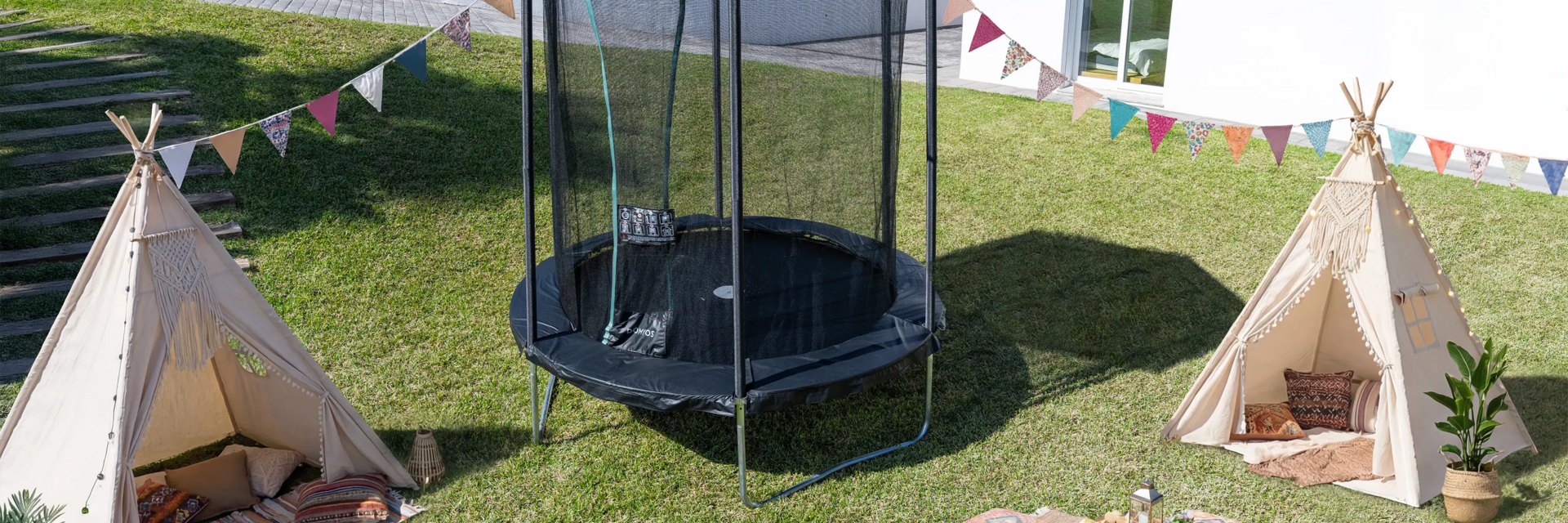 Ein Trampolin steht im Garten
