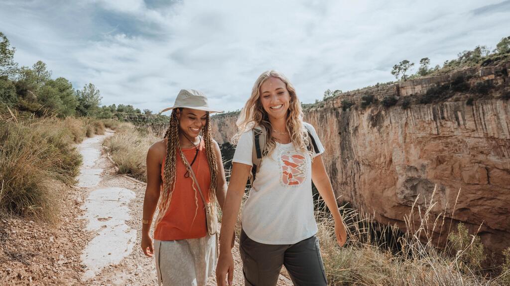 Zwei Frauen gehen wandern