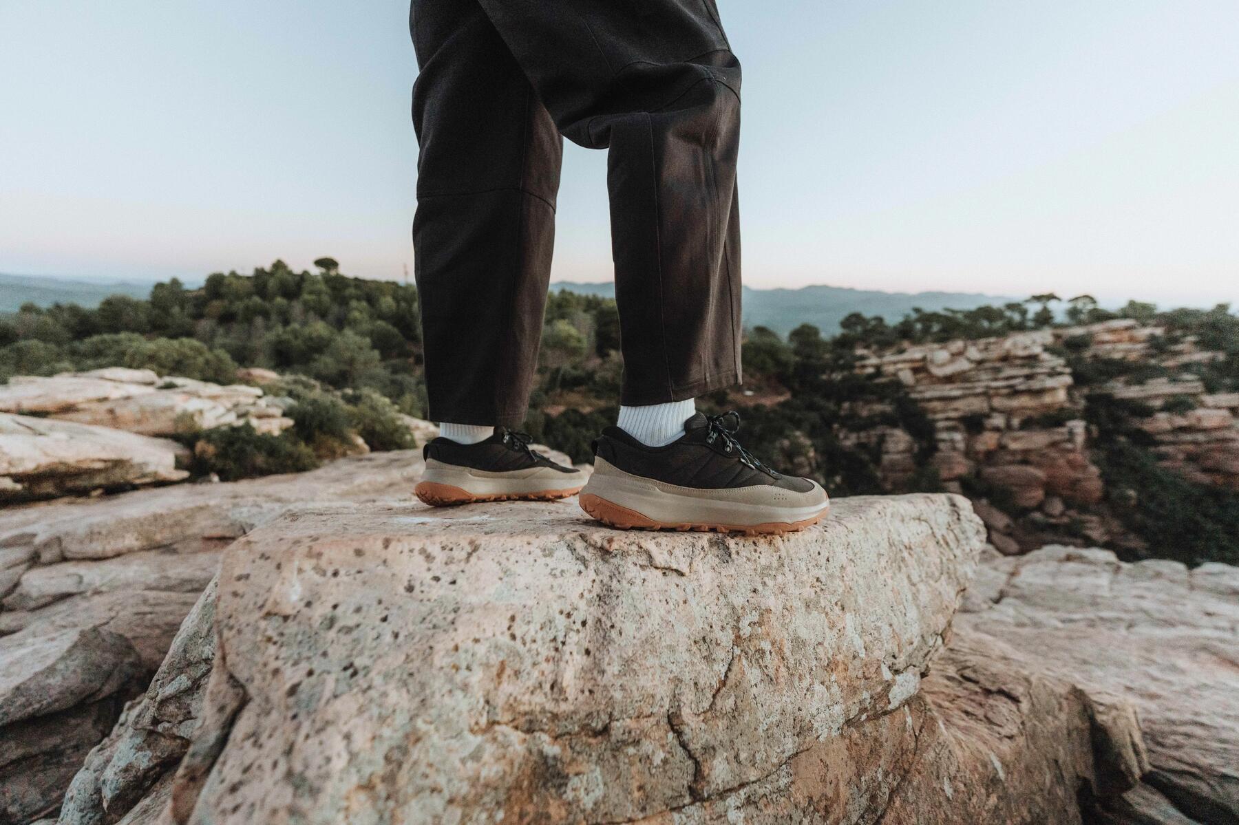 Eine Person trägt Wanderschuhe mit Sneakeroptik