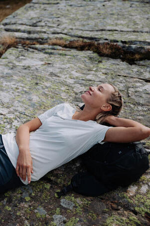 Футболка жіноча MH500 для гірського туризму бежева