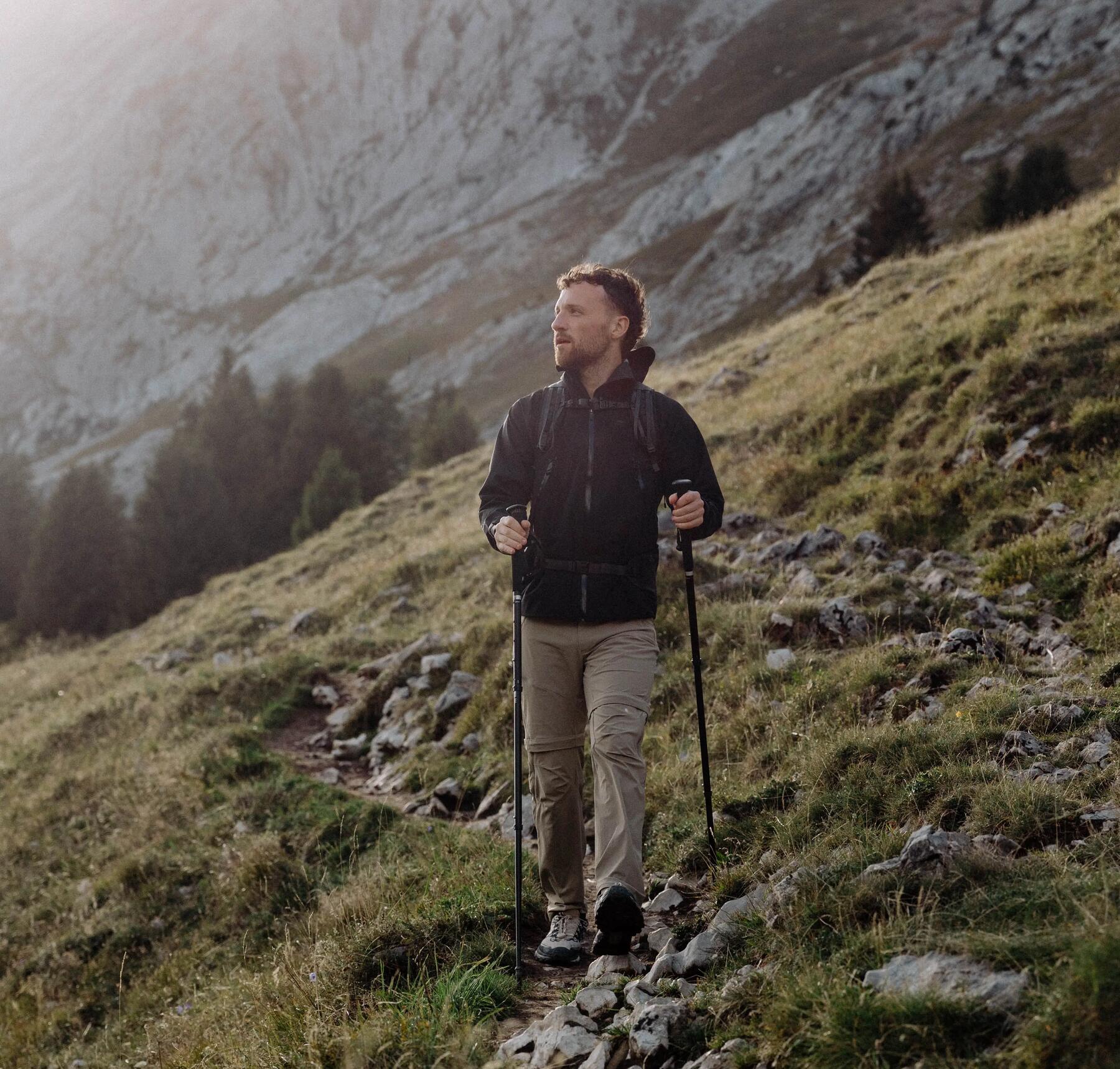 Ein Mann hätte besser eine Sonnebrille beim Wandern dabei