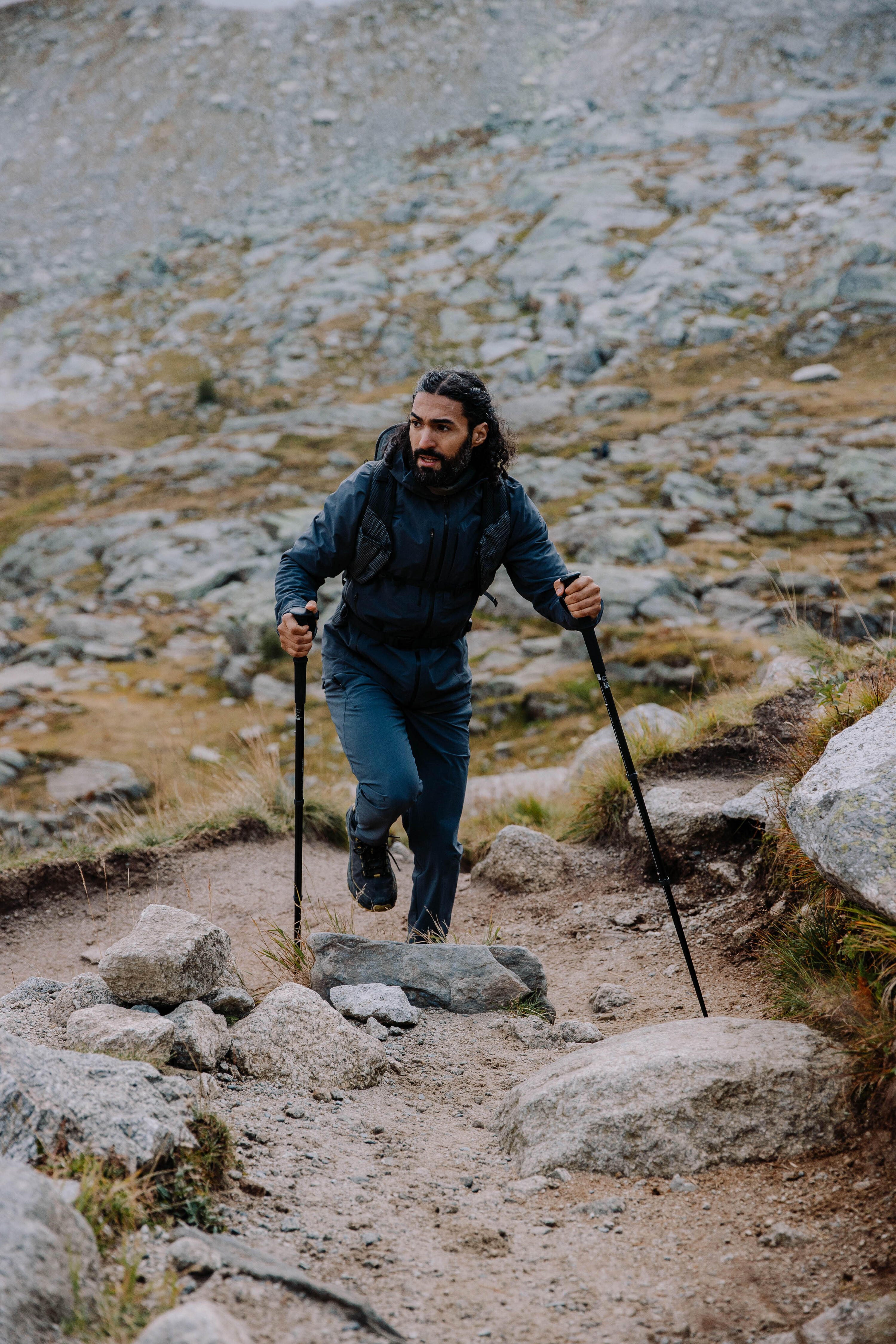 Veste de randonnée imperméable et légère homme, MH900 gris 27/31