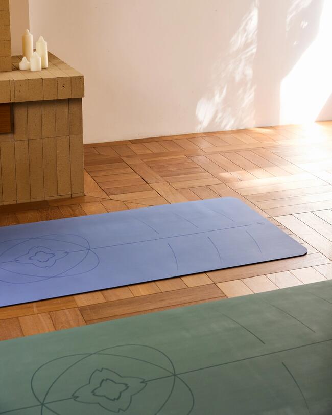 Eine Frau macht Yoga.