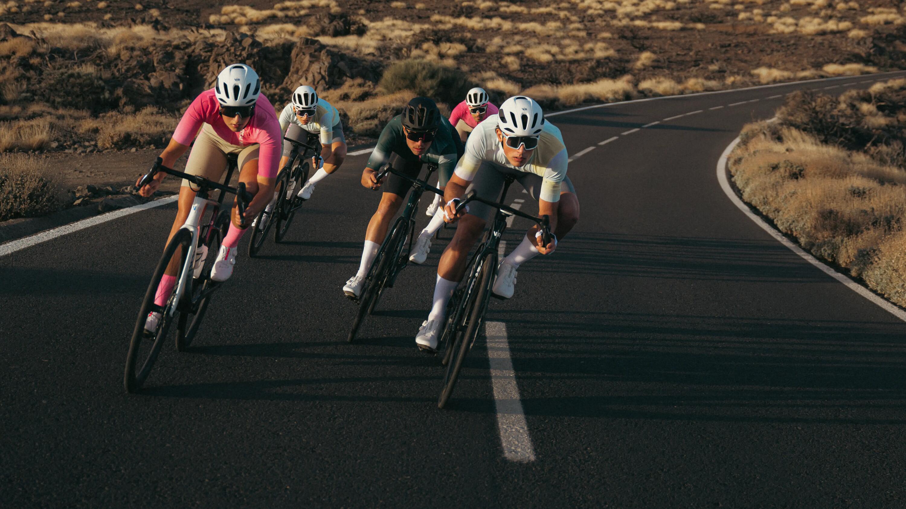 Van Rysel racer jersey gedragen door wielrenner