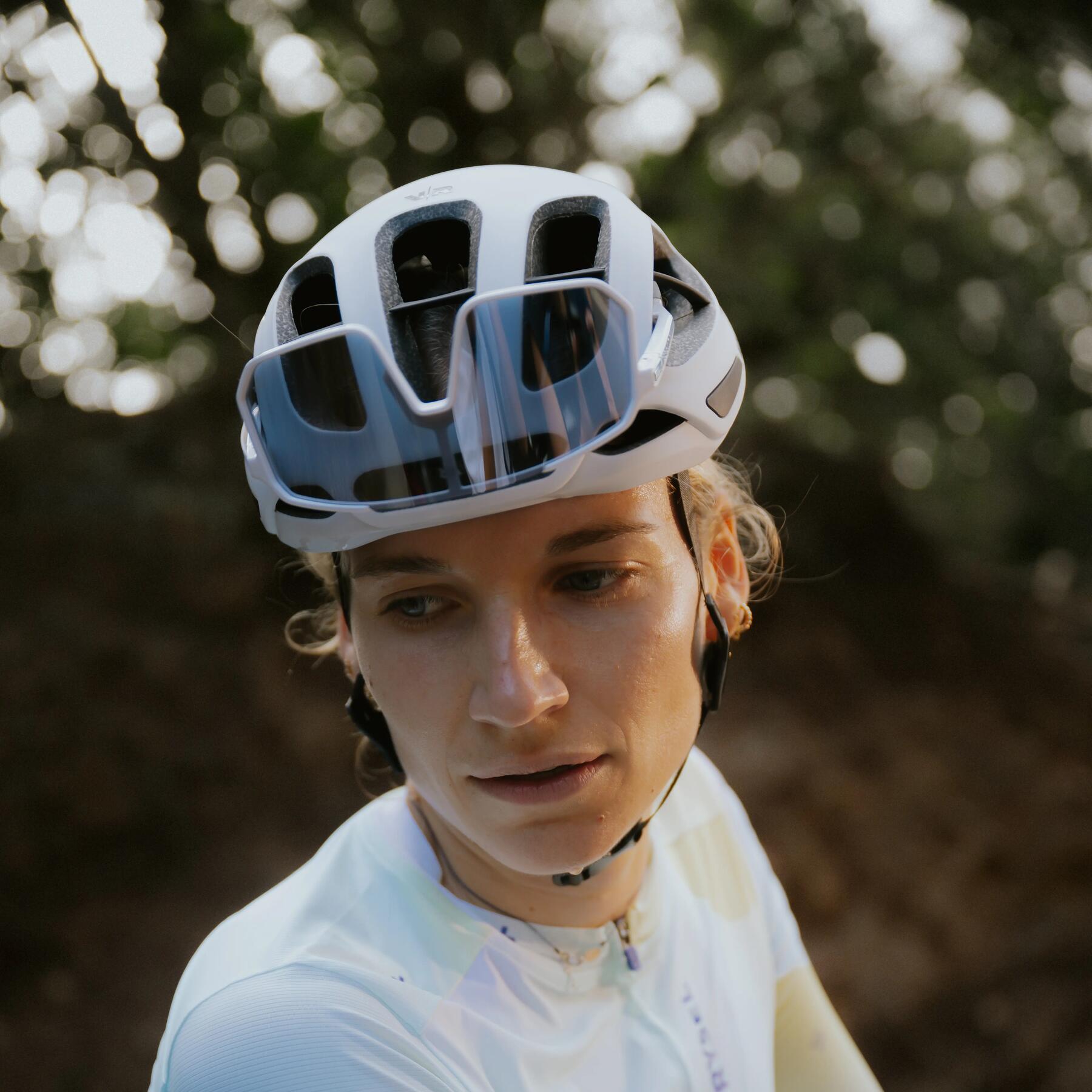 pessoa com capacete de bicicleta