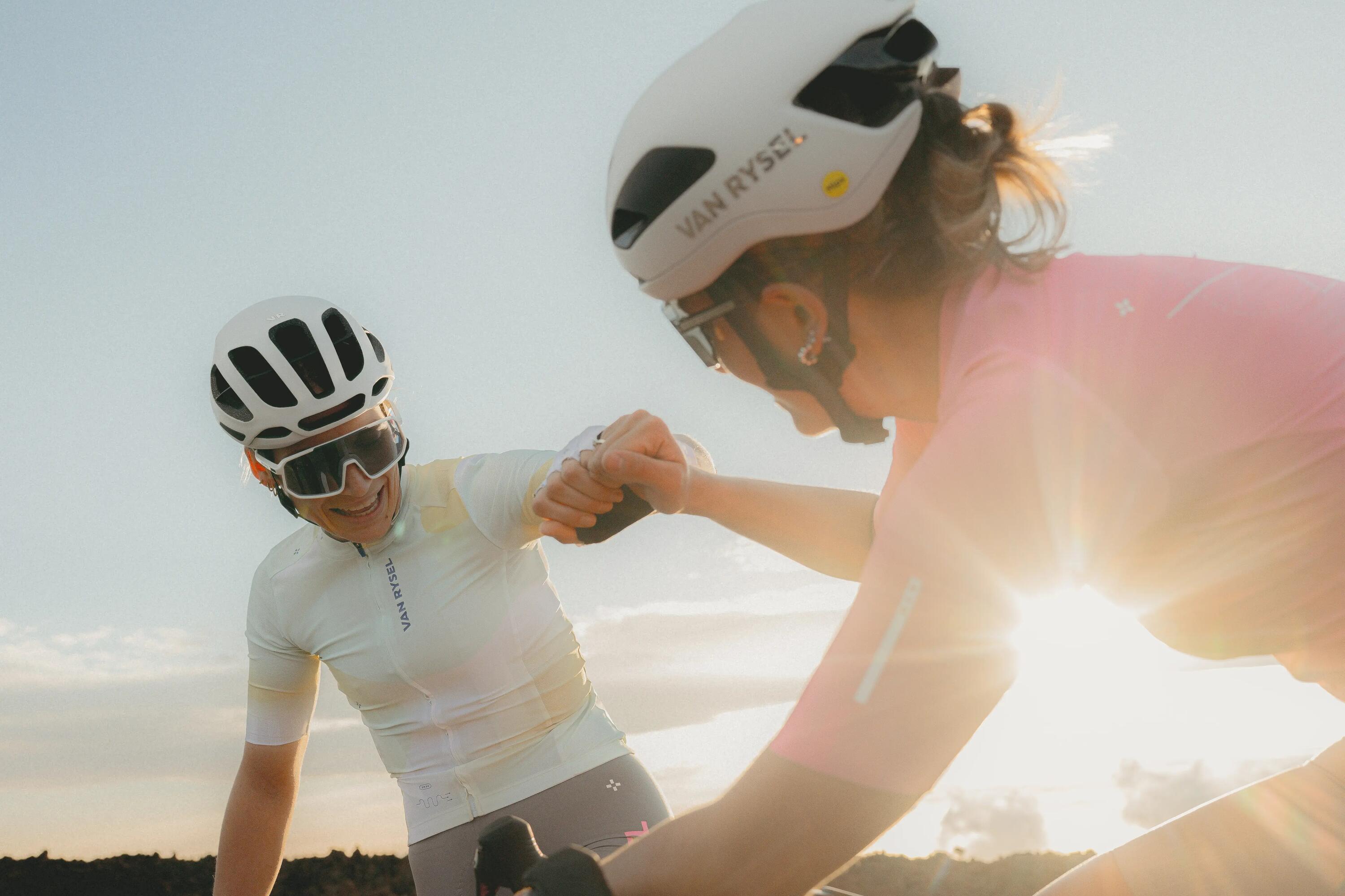 Dos ciclistas asegurados con Decathlon
