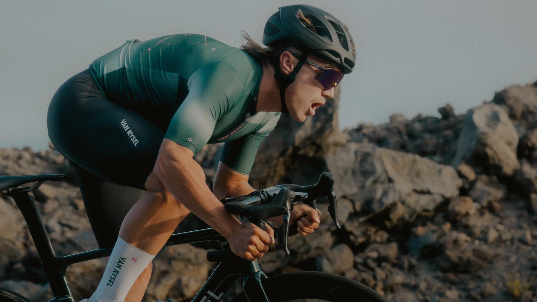 ciclista a pedalar, em esforço