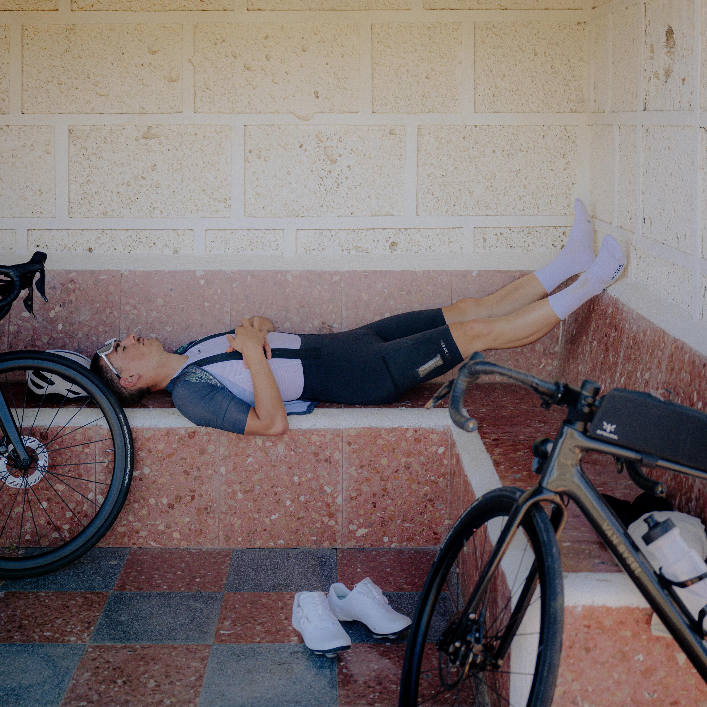 Ciclista descansando plácidamente porque ha contratado el seguro de suscripción con Decathlon