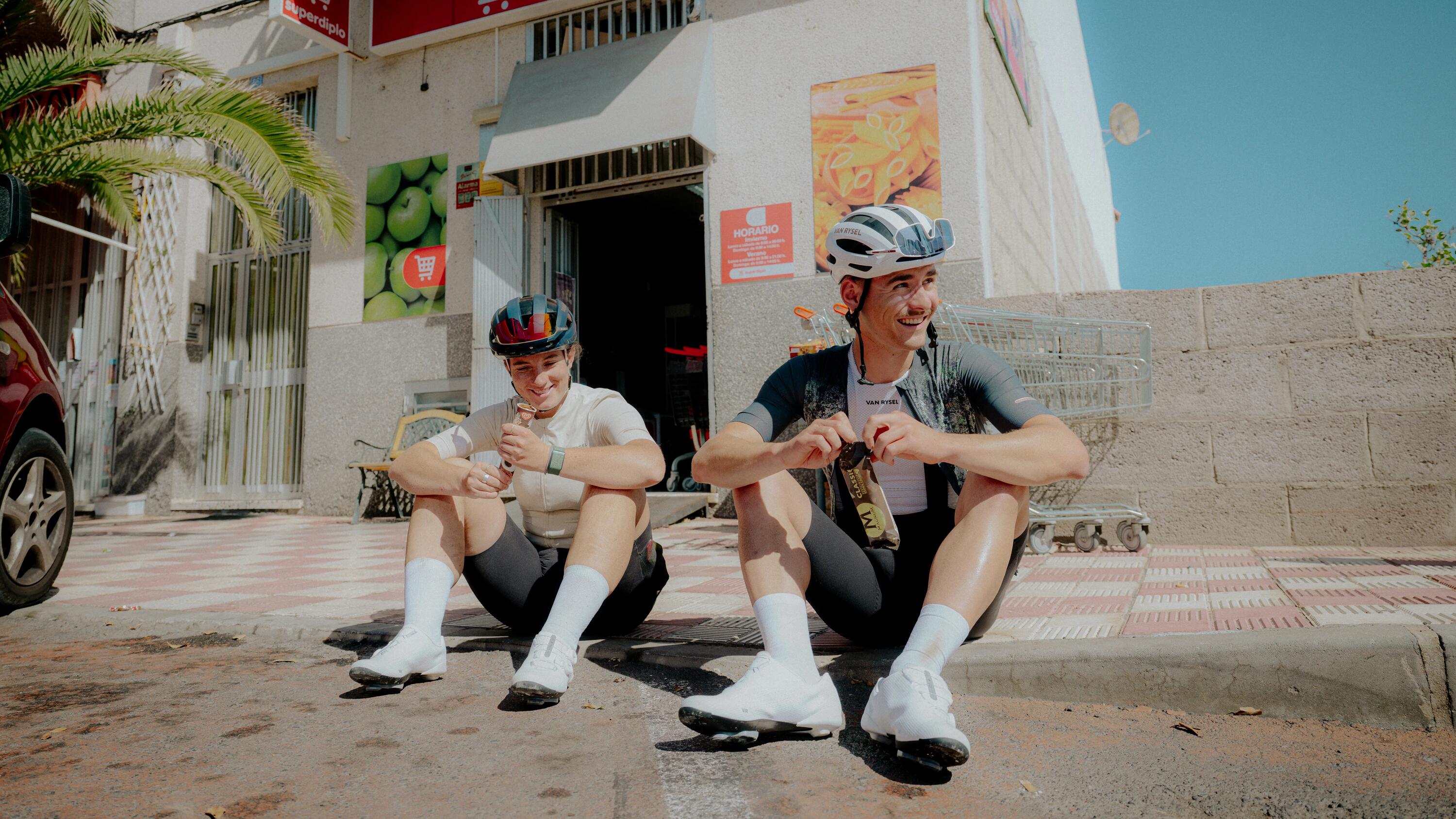 Dos personas parando en su ruta del Camino de Santiago con bicicletas Van Rysel