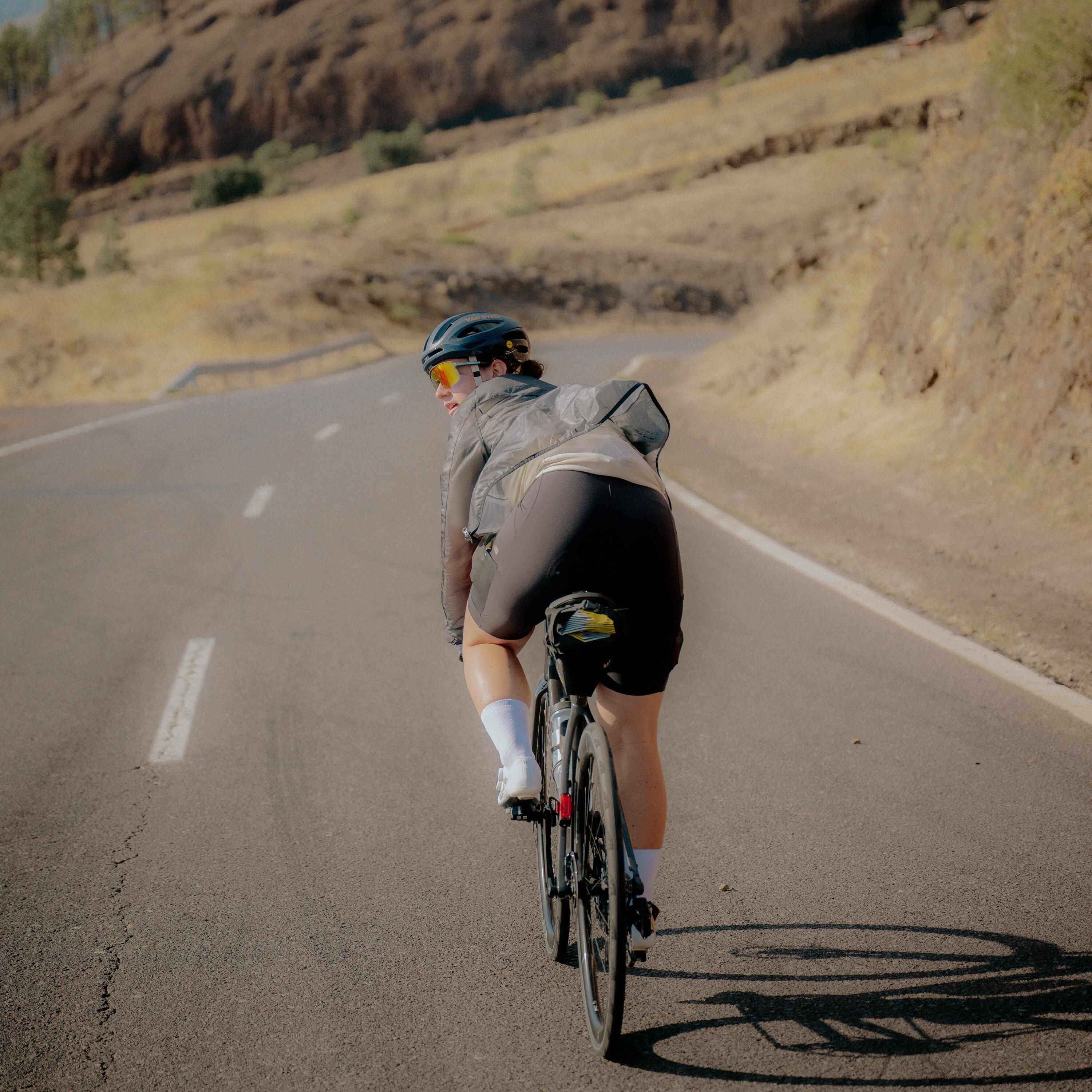 Ciclista de gravel con bicicleta y equipación Van Rysel
