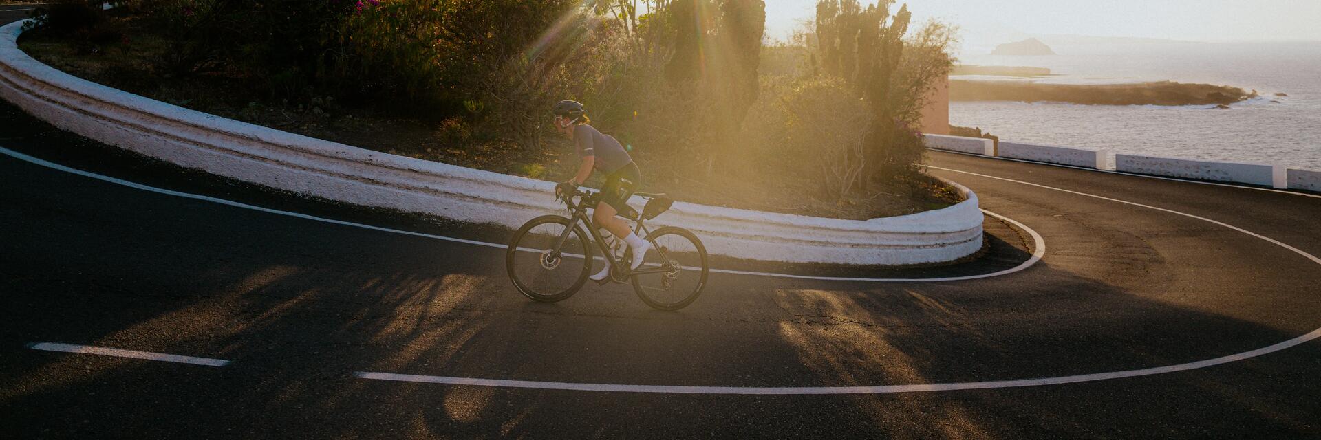 Ciclista a pedalar numa subida