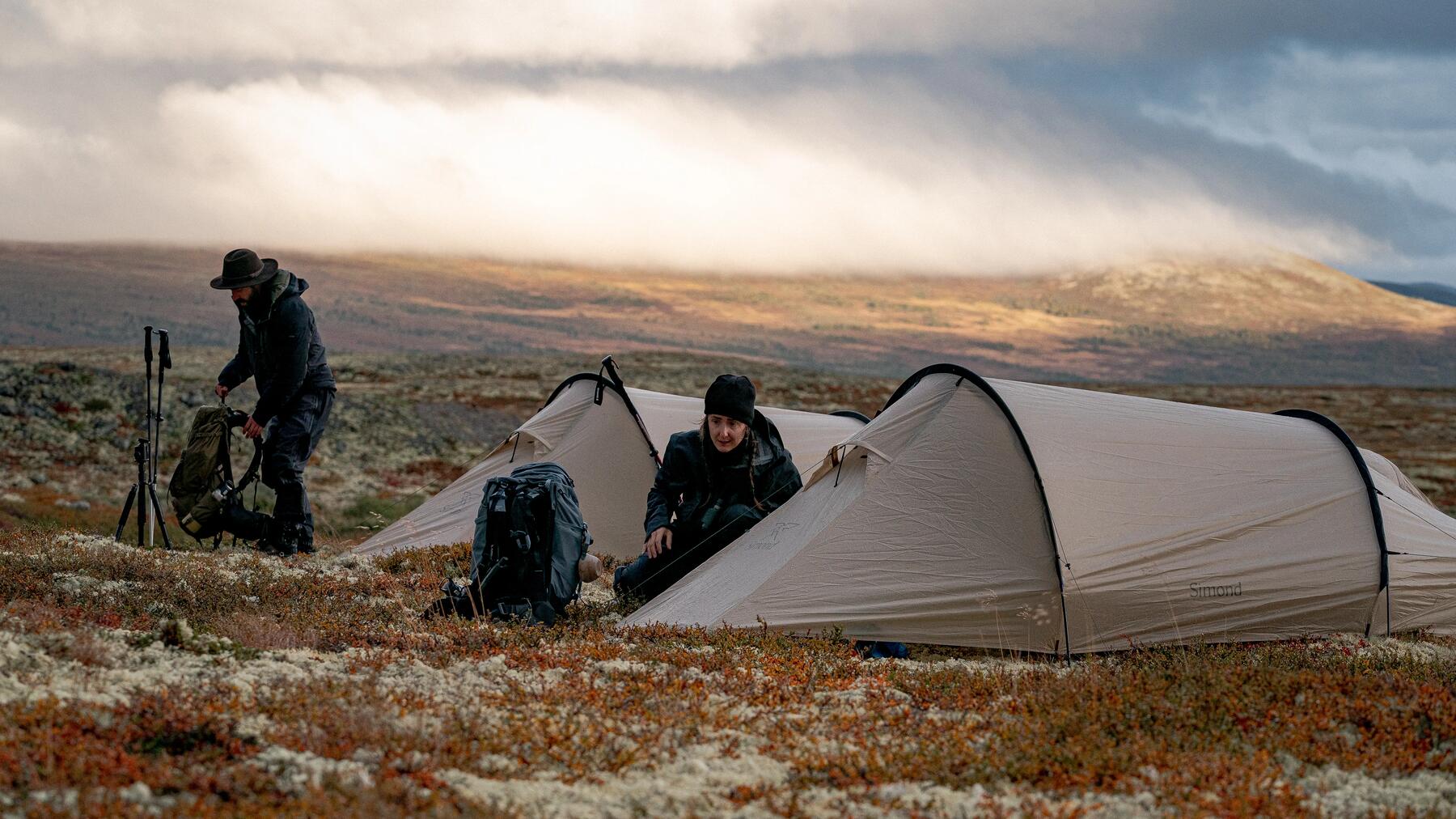 Zwei Personen campen im Winter in Norwegen