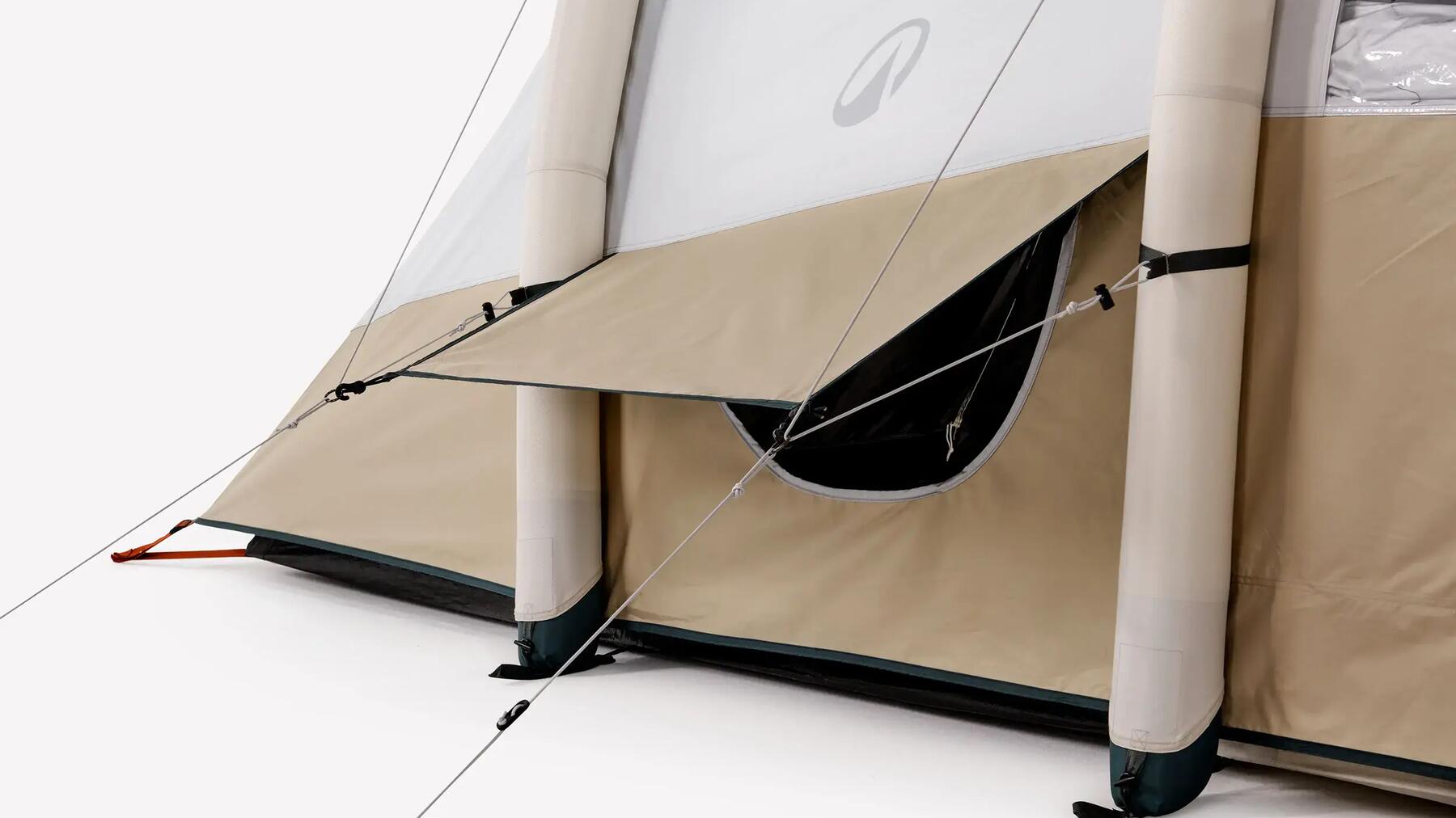 rapariga dentro de uma tenda de trekking decathlon