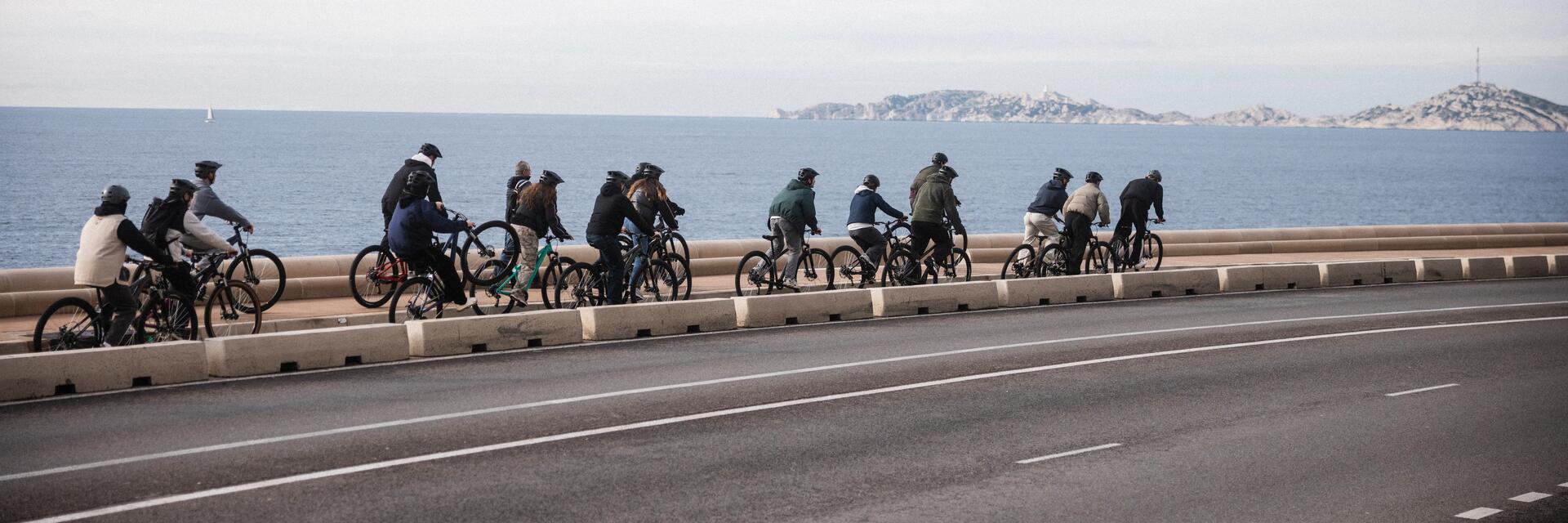 Ludzie w kaskach na rowerach podczas Coffee Ride
