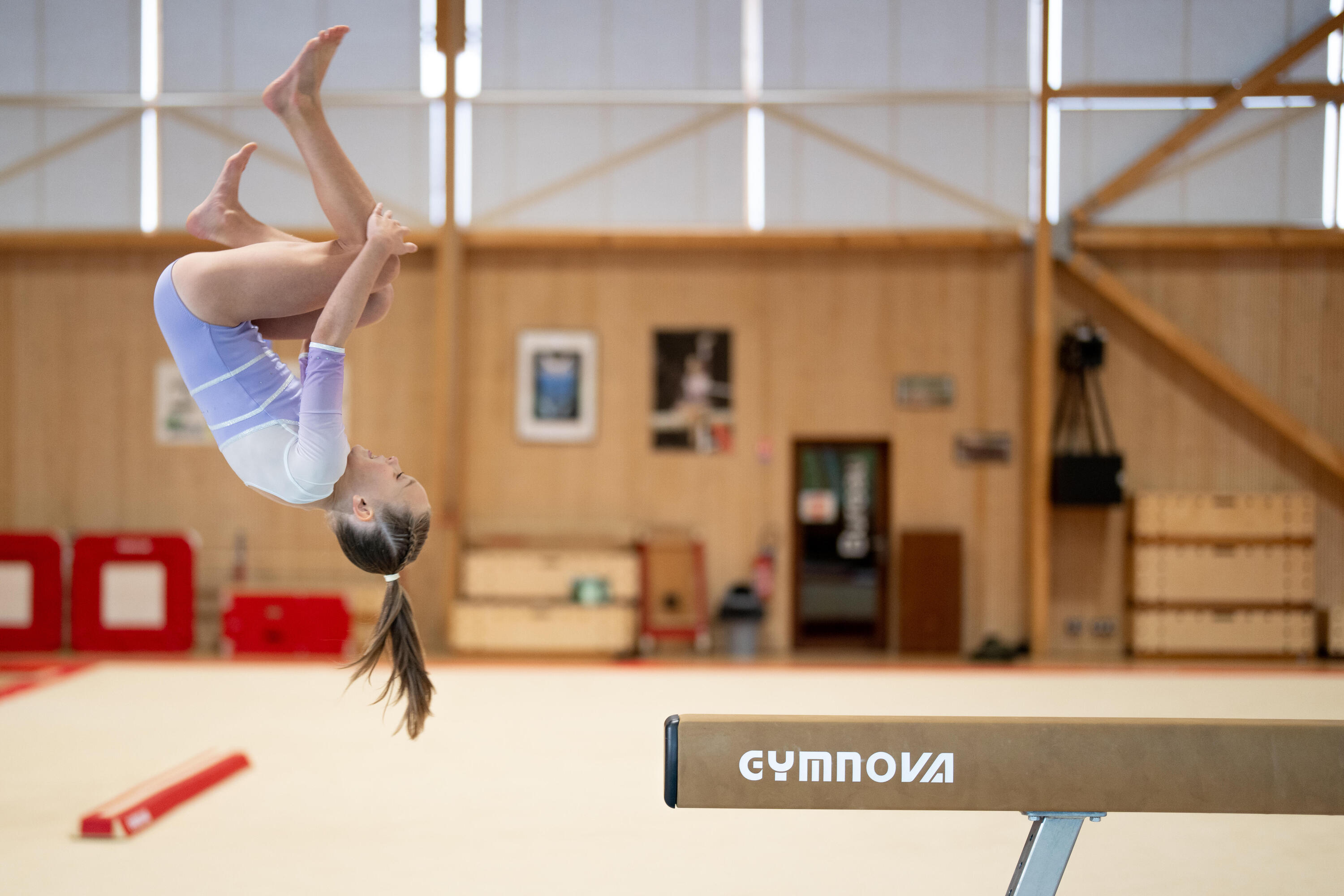 Dívčí gymnastický trikot s 3/4 rukávem a štrasovým zdobením 10/12