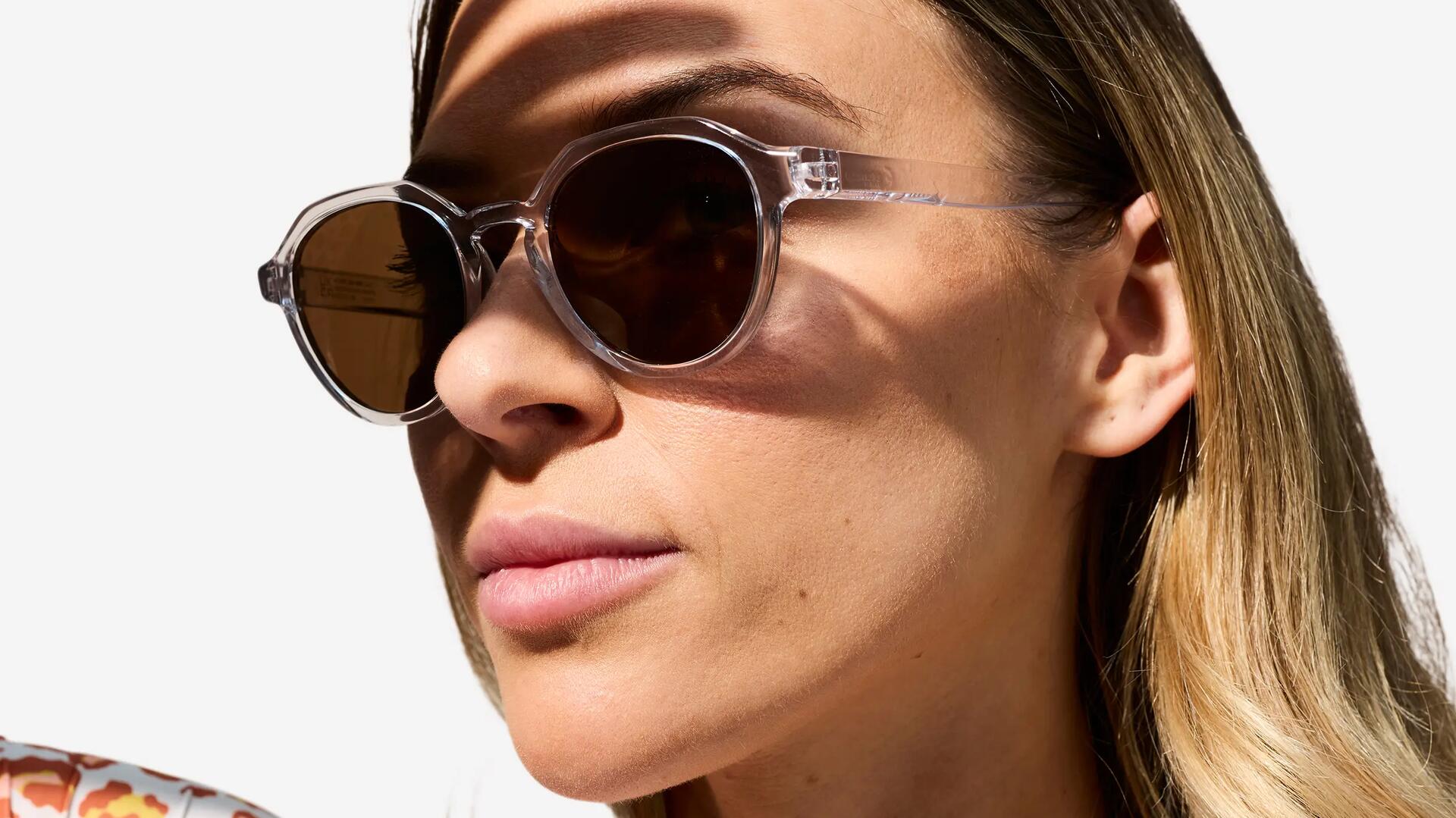 femme portant des lunettes de soleil