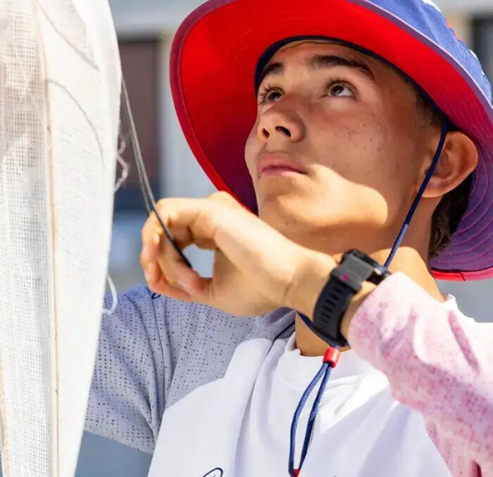 Ein Junge trägt ein UV-Shirt für Kinder auf einem Boot