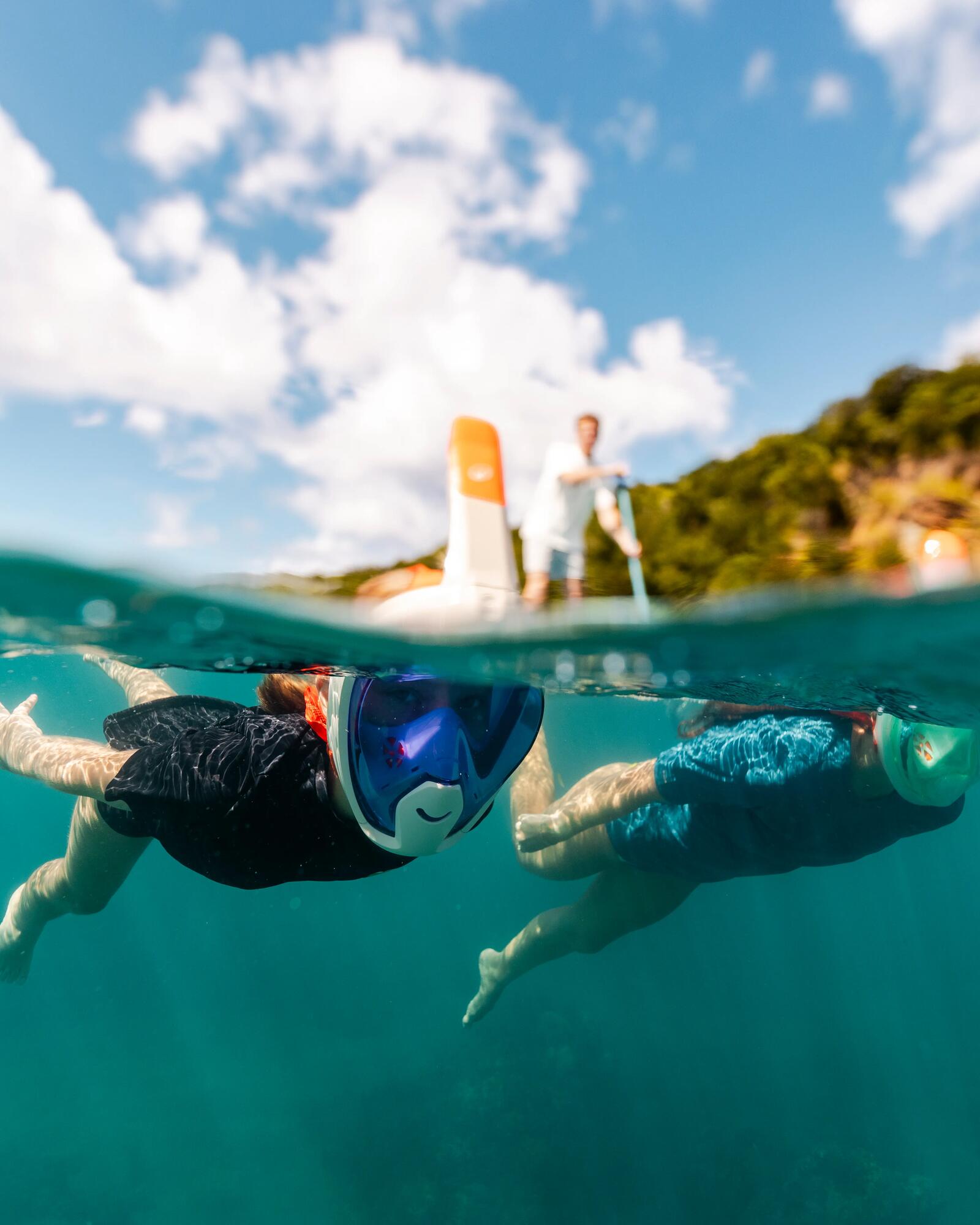 Zwei Kinder mit Easybreath Schnorchelmaske im Meer