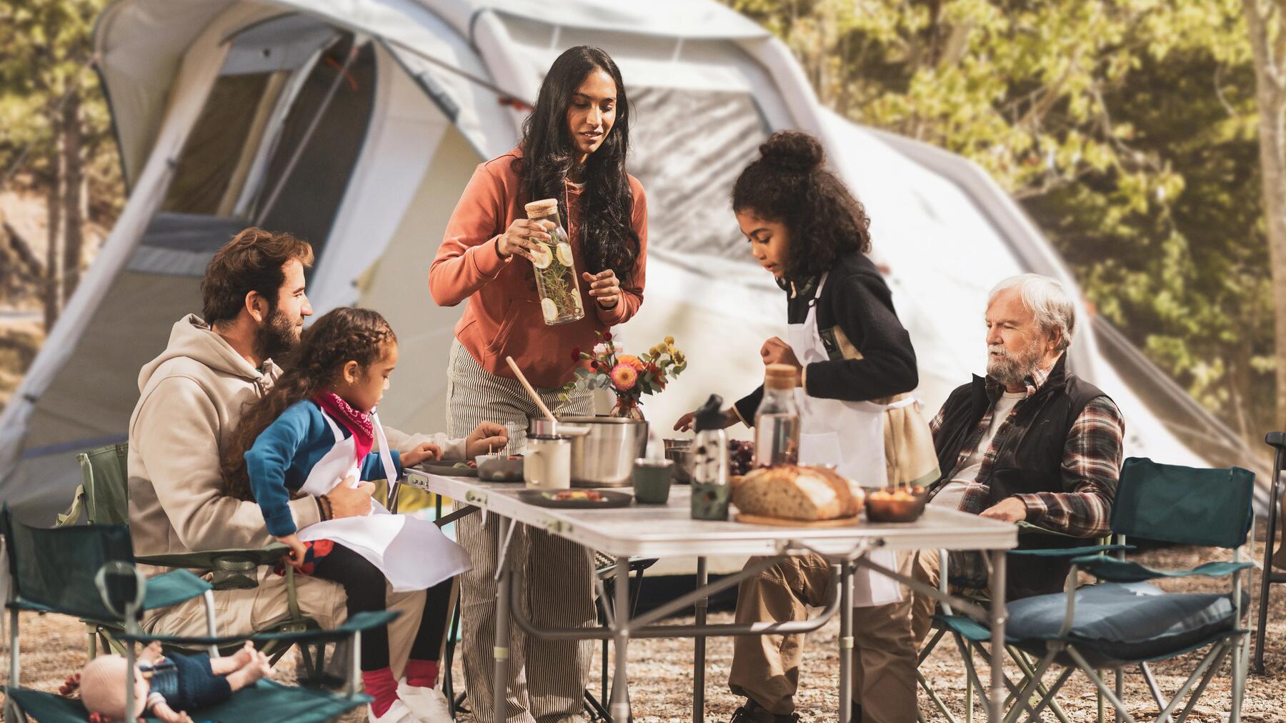Eine Famile hat eine Campingküche