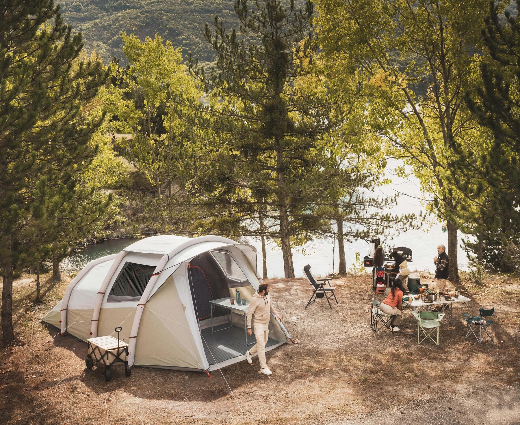 Ein Zelt wurde mit einer Campingküche versehen