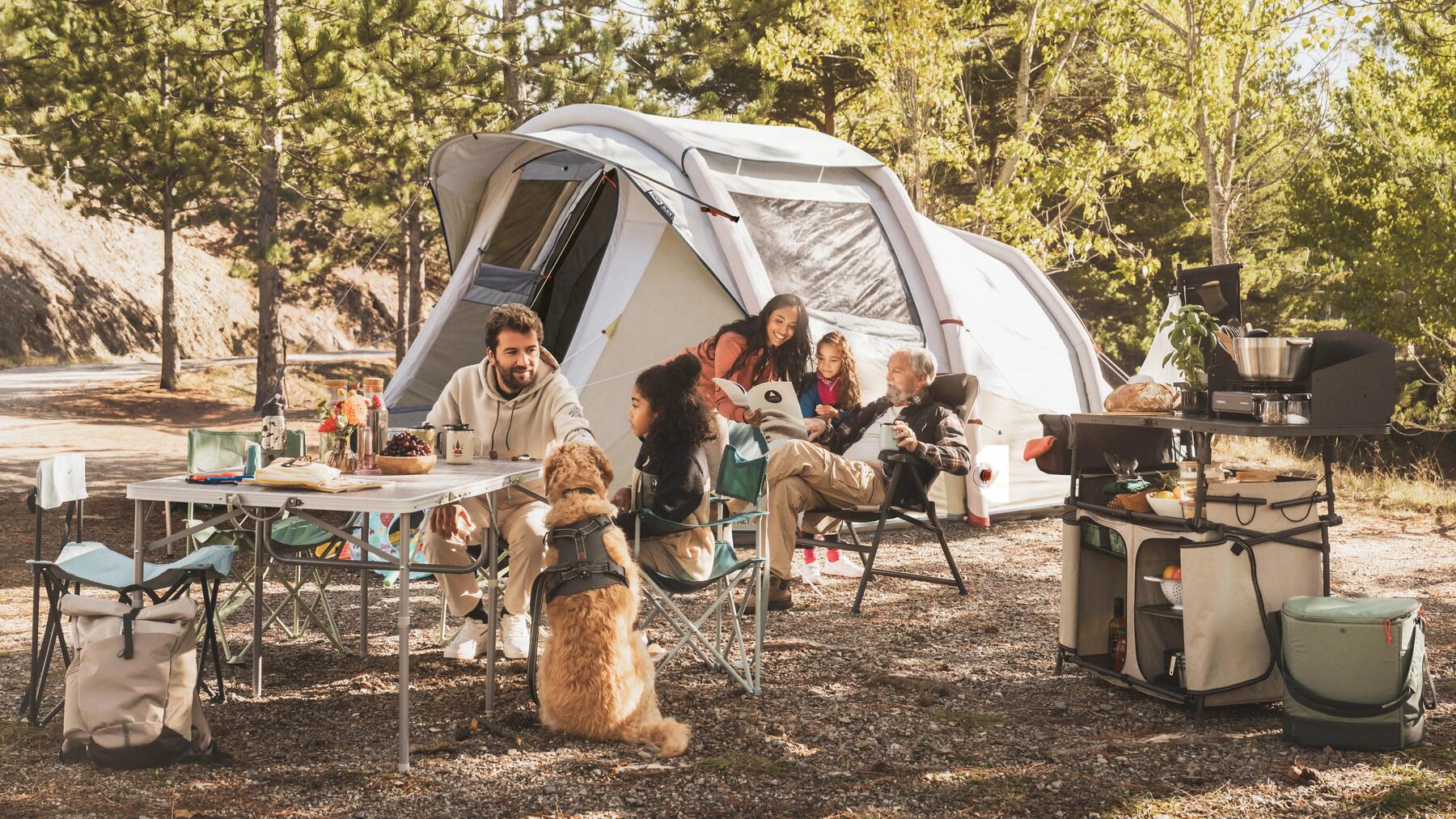 Eine Familie zeltet und nutzt Campinggeschirr