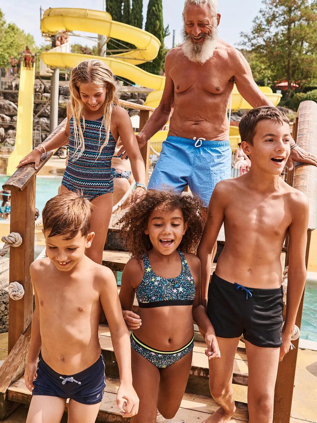 Eine Familie im Schwimmbad